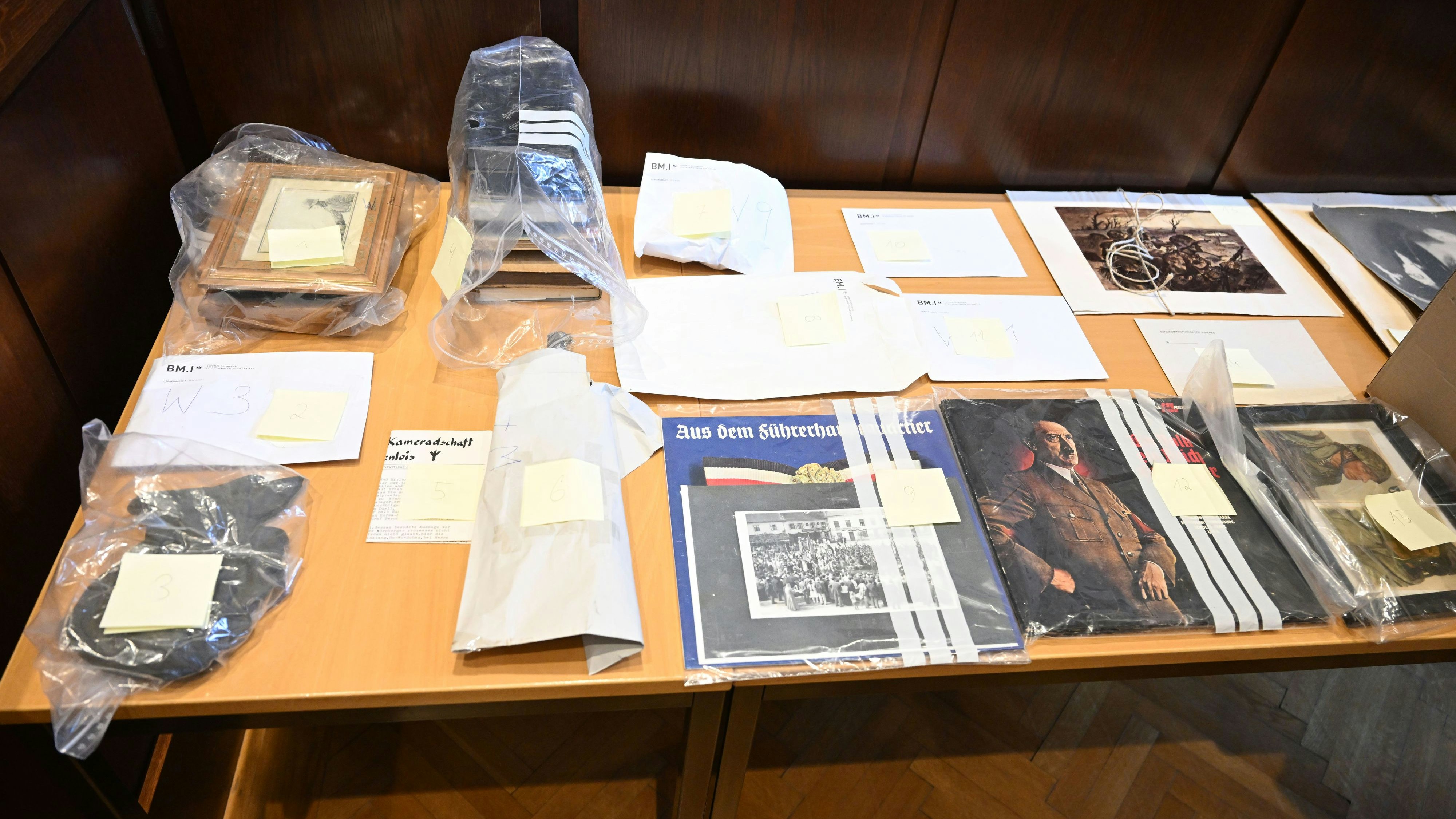 Bei einer Hausdurchsuchung sichergestellte NS-Devotionalien, aufgenommen am Mittwoch, 11. März 2026, anlässlich des Prozesses nach dem Verbotsgesetz gegen René Schimanek am Landesgericht Krems.