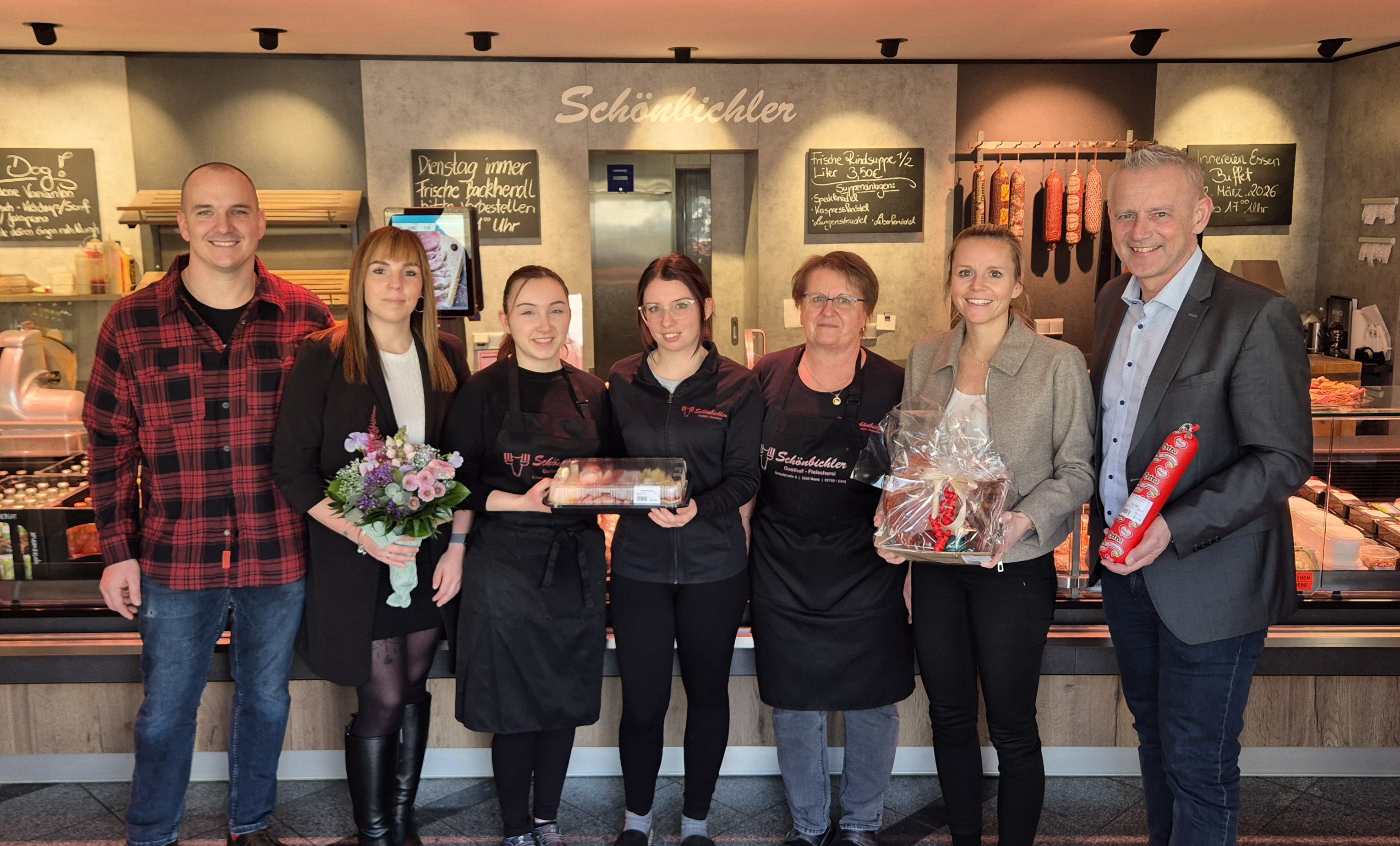 In Mank ist&nbsp;die Fleischerei nun auch am Wochenende geöffnet (v.l.n.r.): Hannes und Jacqueline Schönbichler, drei Fleischerei-Mitarbeiterinnen, Bernadette Janisch, Manker Stadträtin, und Martin Leonhardsberger, Manker Bürgermeister.