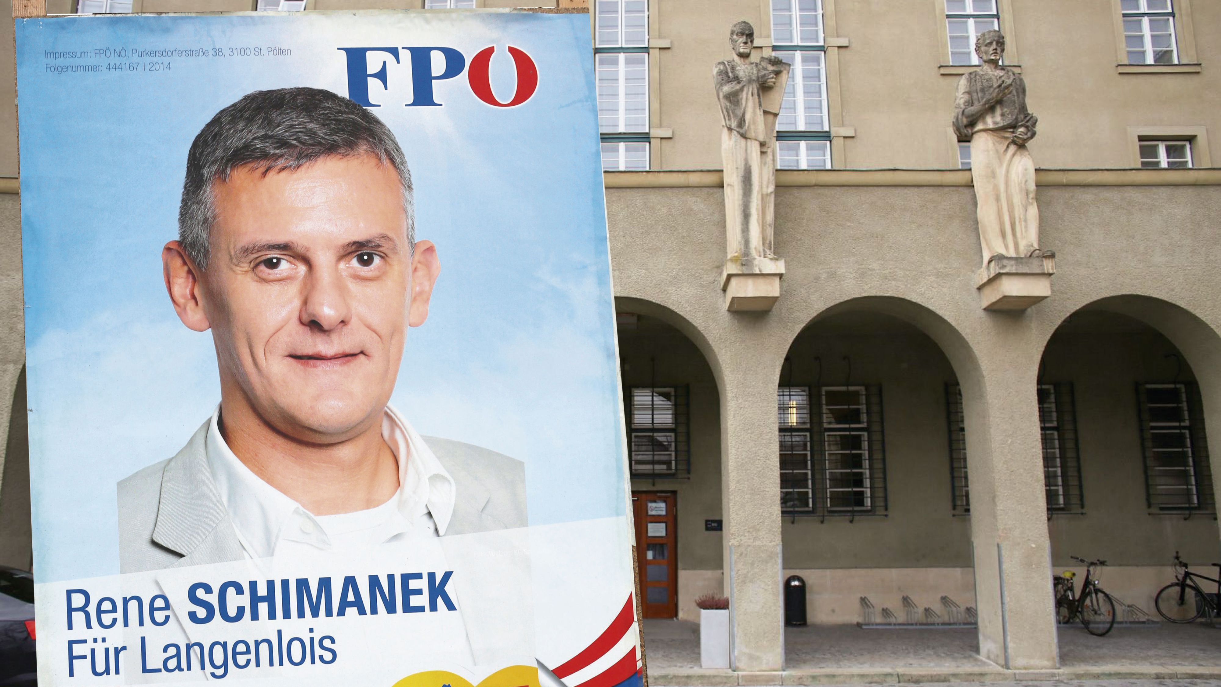 René Schimanek auf einem früheren Wahlplakat; Landesgericht Krems
