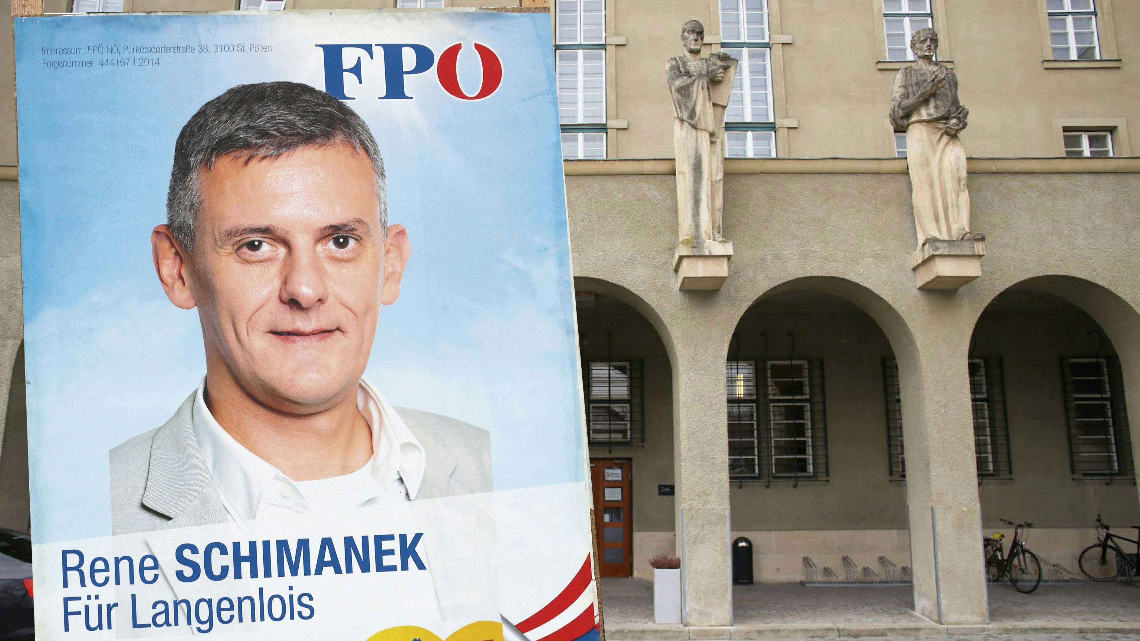 René Schimanek auf einem früheren Wahlplakat; Landesgericht Krems