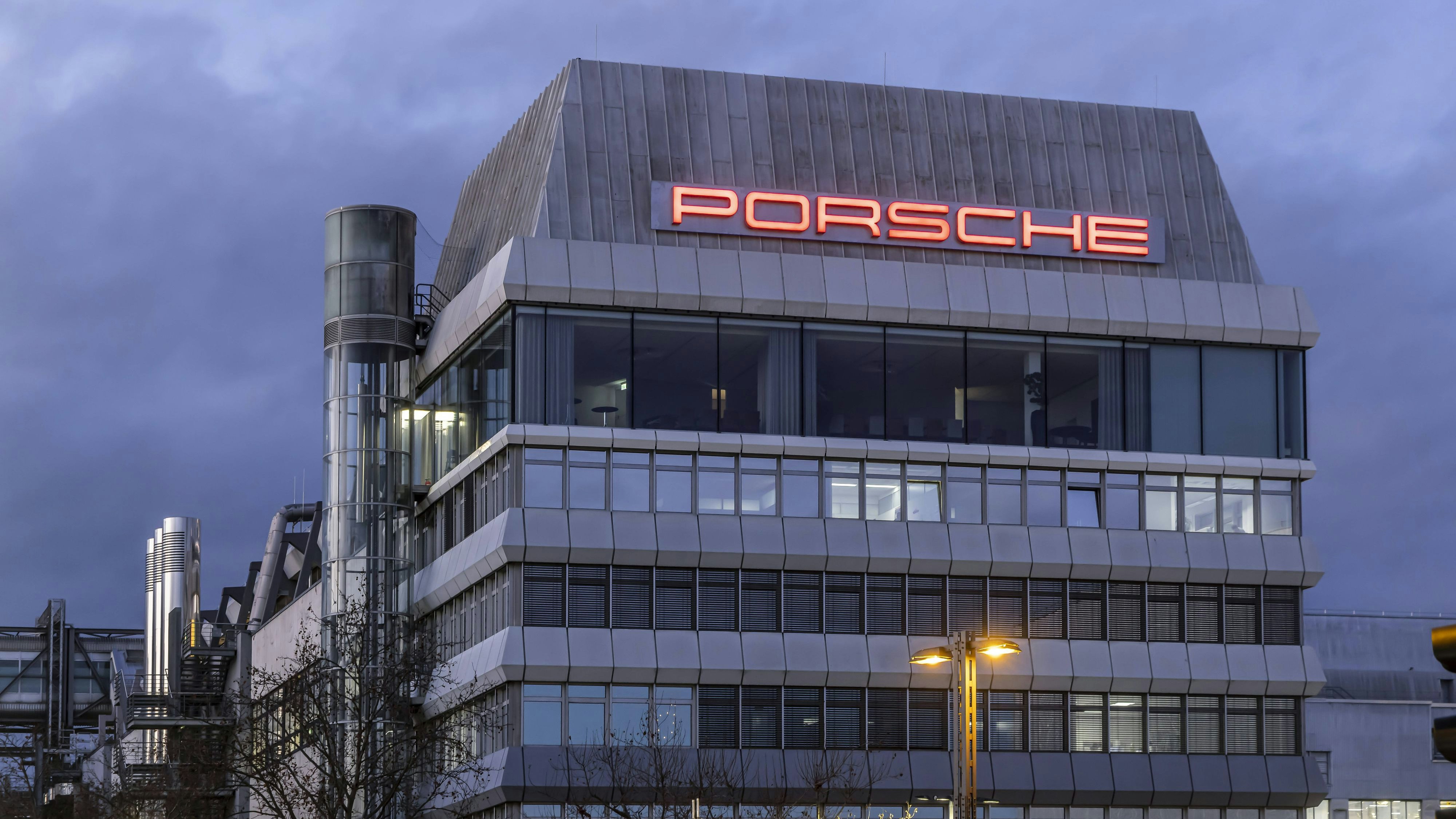 Porscheplatz in Zuffenhausen am Abend. Zwischen Porsche Museum und Hauptverwaltung das Kunstwerk Inspiration 911 von Gerry Judah. Drei Stelen, die in bis zu 24 Metern Höhe je einen Porsche 911 präsentieren. // 19.12.2025. Stuttgart, Baden-Württemberg, Deutschland *** Porscheplatz in Zuffenhausen in the evening Between the Porsche Museum and headquarters, the artwork Inspiration 911 by Gerry Judah Three steles, each up to 24 meters high, present a Porsche 911 19 12 2025 Stuttgart, Baden Württemberg, Germany