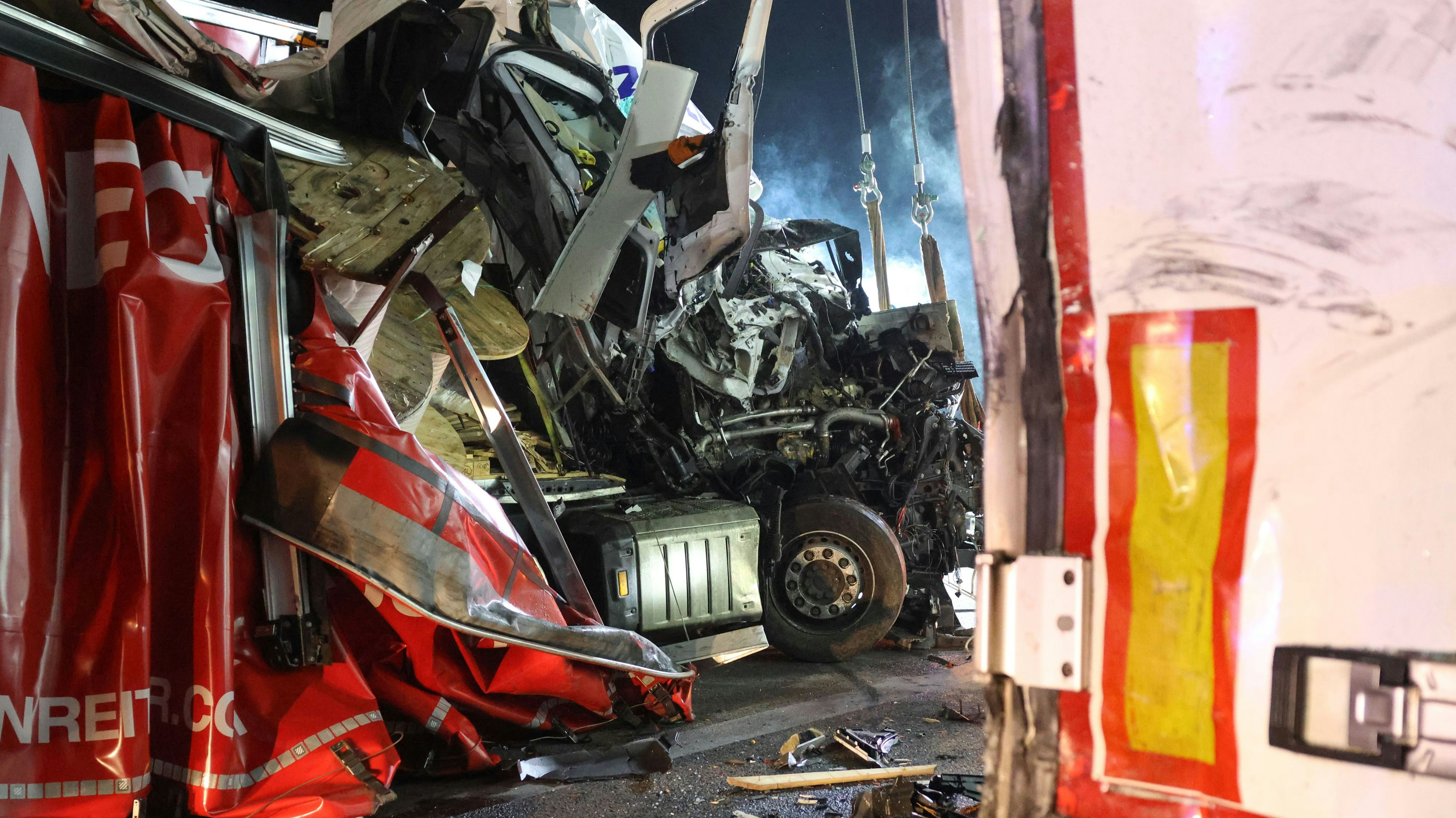Heute.at - Schwerer Lkw-Crash auf A8 – Innkreisautobahn gesperrt