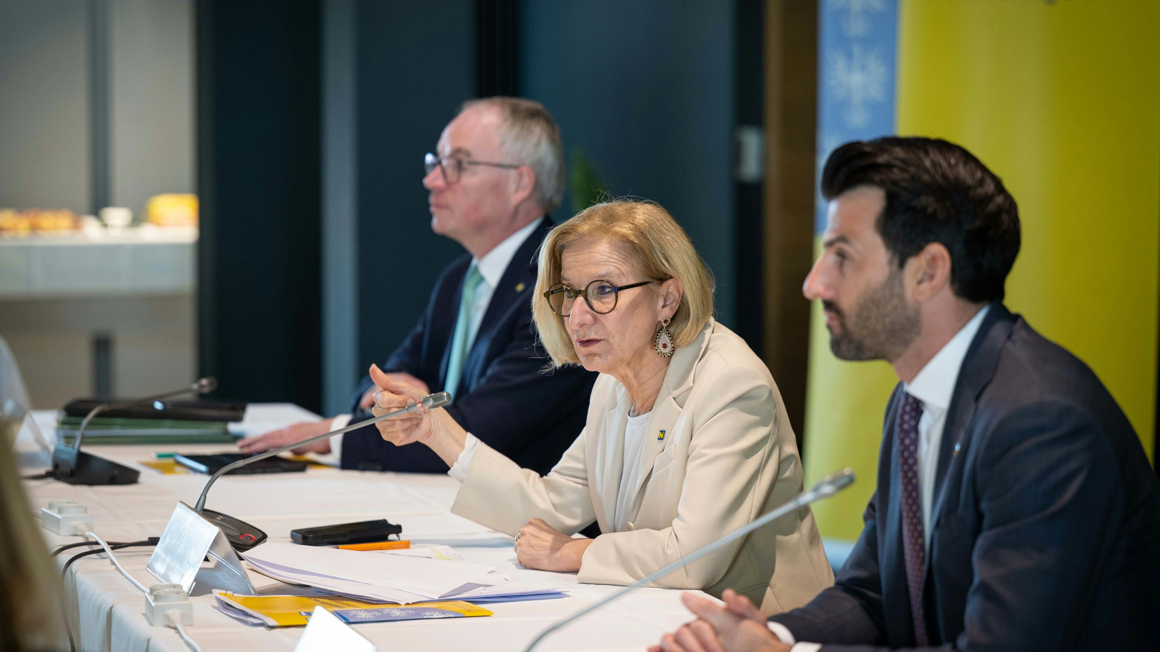 Landeshauptfrau Johanna Mikl-Leitner (M.) mit LH-Stellvertreter Udo Landbauer (r.) und LH-Stellvertreter Stephan Pernkopf (l.).