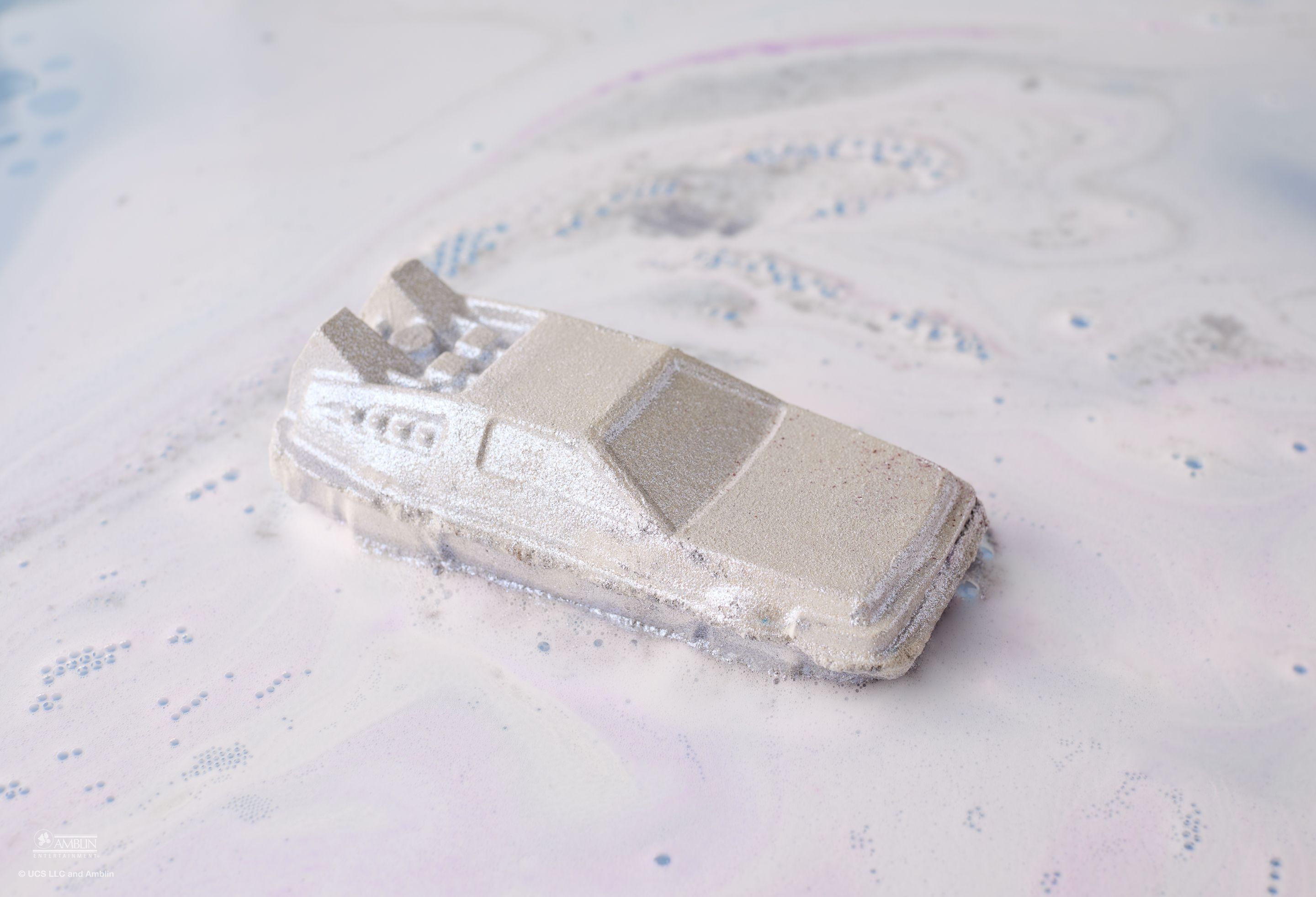 Wird die Badebombe in warmes Wasser gelegt, beginnt sie sich aufzulösen und erzeugt dabei ein farbiges Schauspiel im Badewasser.