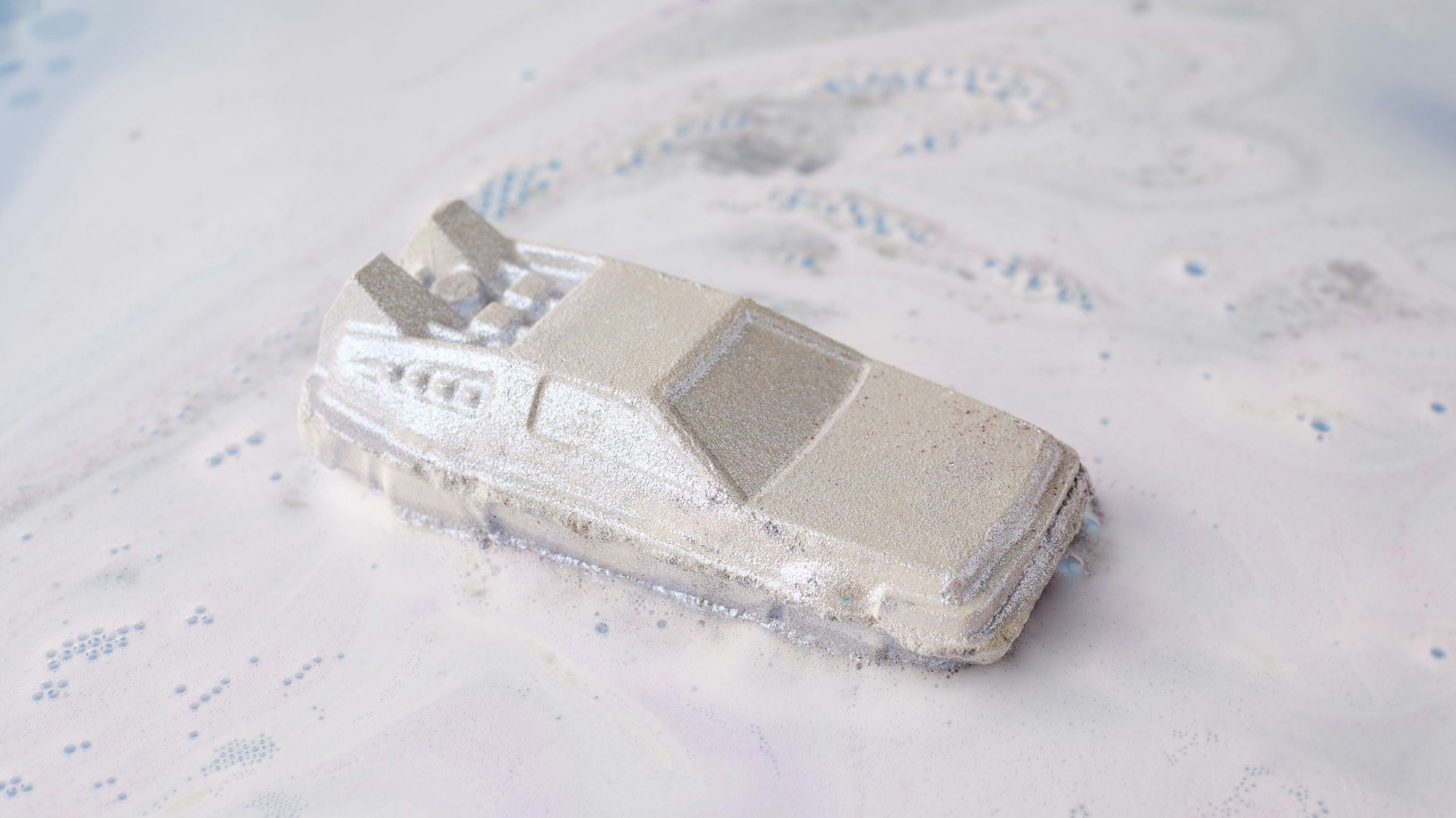 Wird die Badebombe in warmes Wasser gelegt, beginnt sie sich aufzulösen und erzeugt dabei ein farbiges Schauspiel im Badewasser.