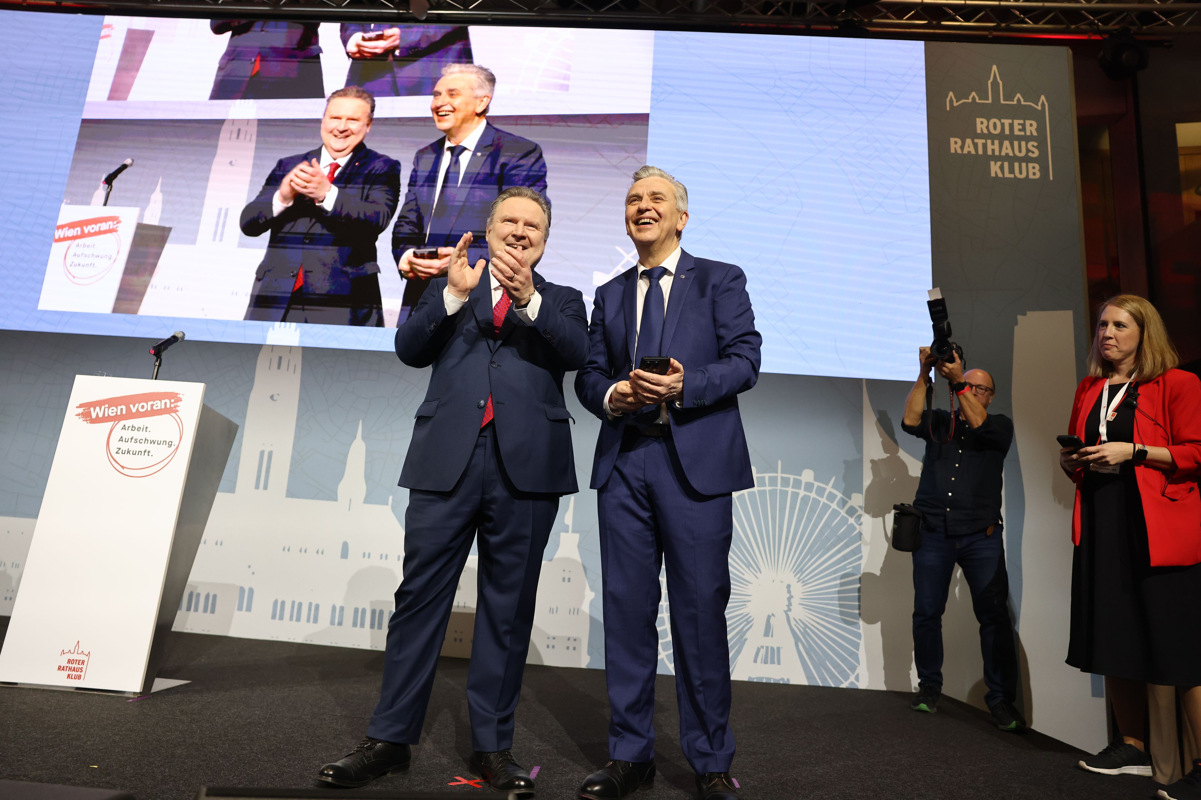 Bürgermeister Michael Ludwig mit SP-Klubchef Josef Taucher in Andau. 