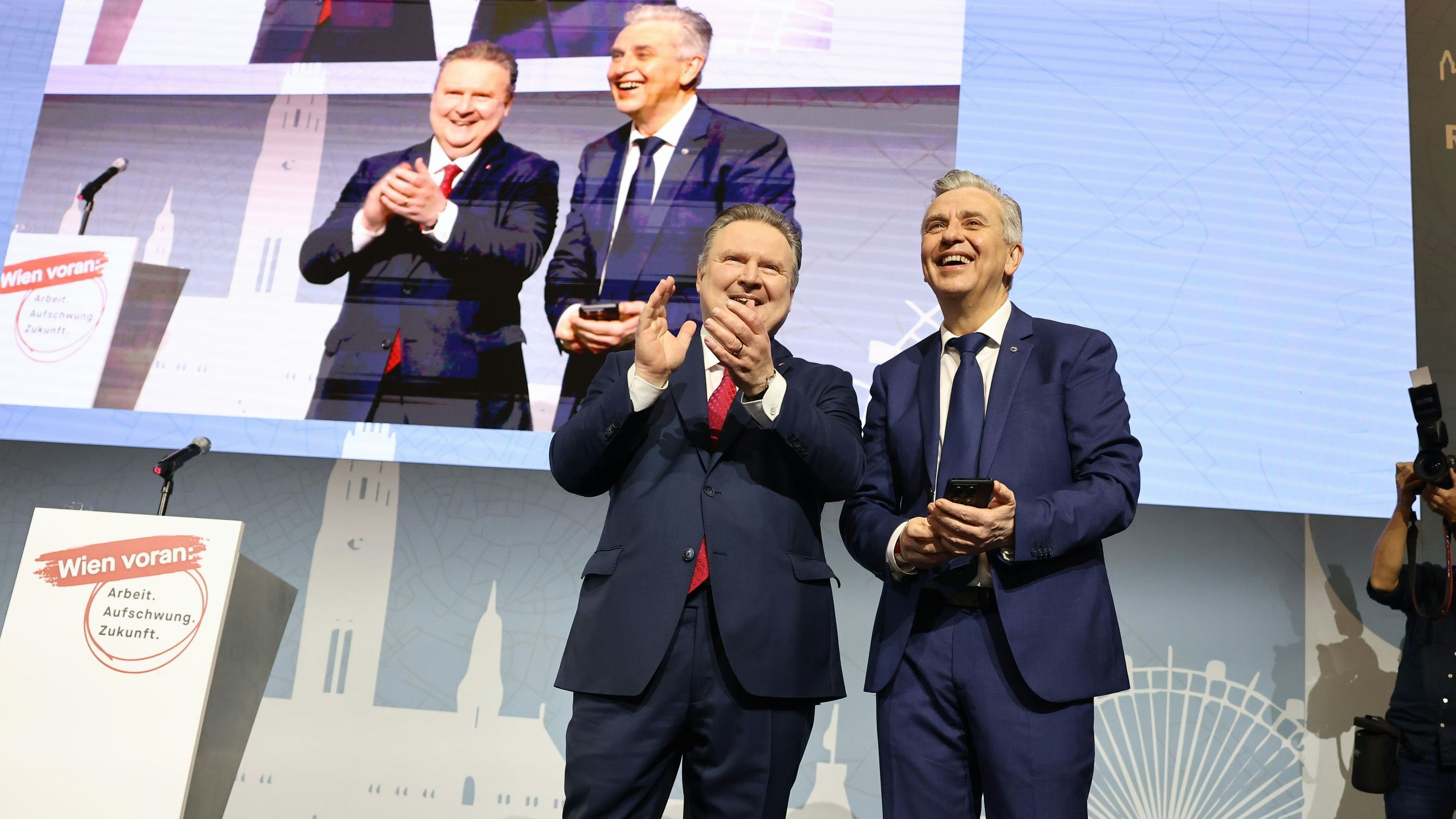 Bürgermeister Michael Ludwig mit SP-Klubchef Josef Taucher in Andau. 