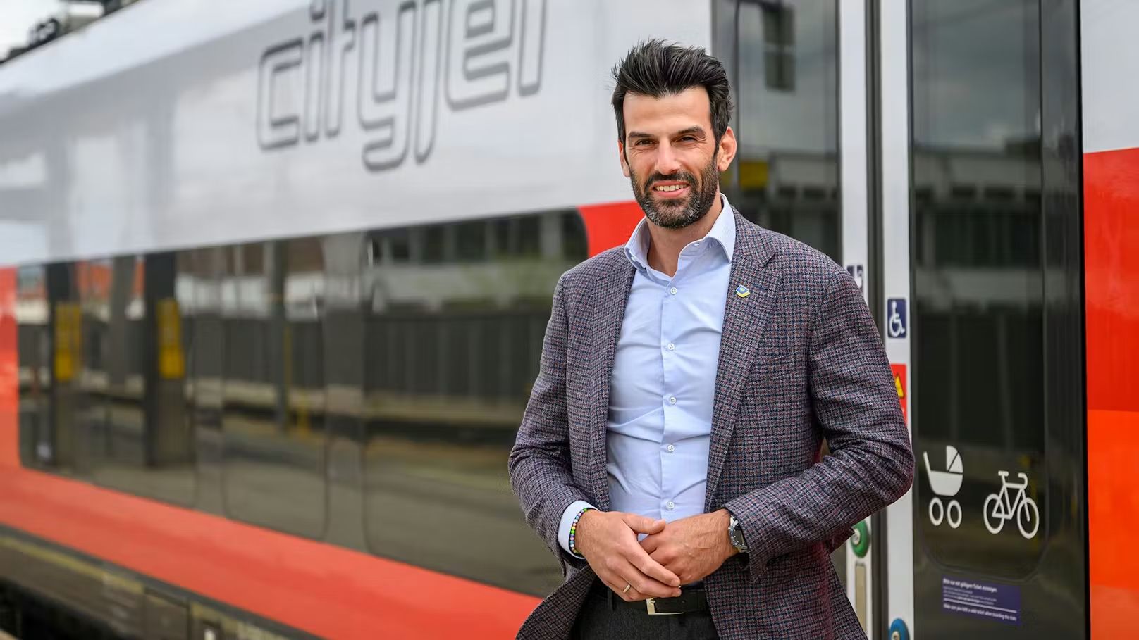 Udo Landbauer (FPÖ, Bild) beschreibt die neuen Züge als "Quantensprung in Sachen Qualität und Barrierefreiheit".