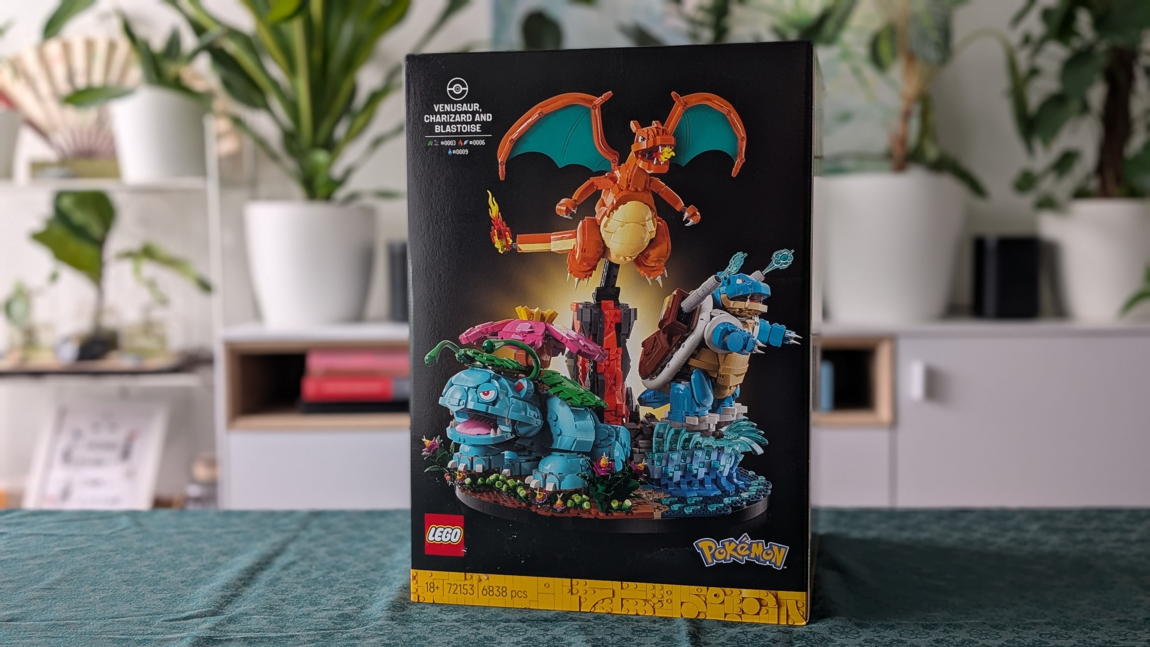 Die Verpackung des Sets "Bisaflor, Glurak und Turtok" von LEGO präsentiert die drei fertigen Modelle großflächig und hochwertig inszeniert und macht sofort klar, dass sich das Set an Fans und Sammler richtet.