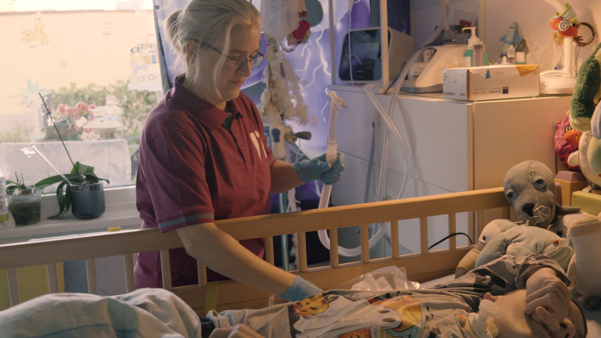 Pflege-Expertin Karolin kümmert sich um pflegebedürftige Kinder.