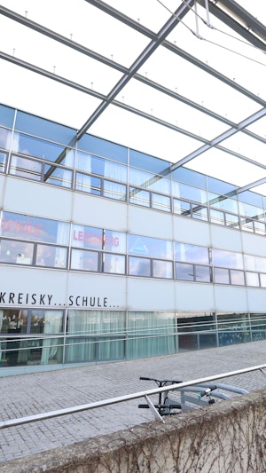 Amoklauf-Drohung Simmering: Zwölfjähriger sorgt wegen schlechter Noten für Aufregung an Wiener Schule. Polizei klärt, keine akute Gefahr.