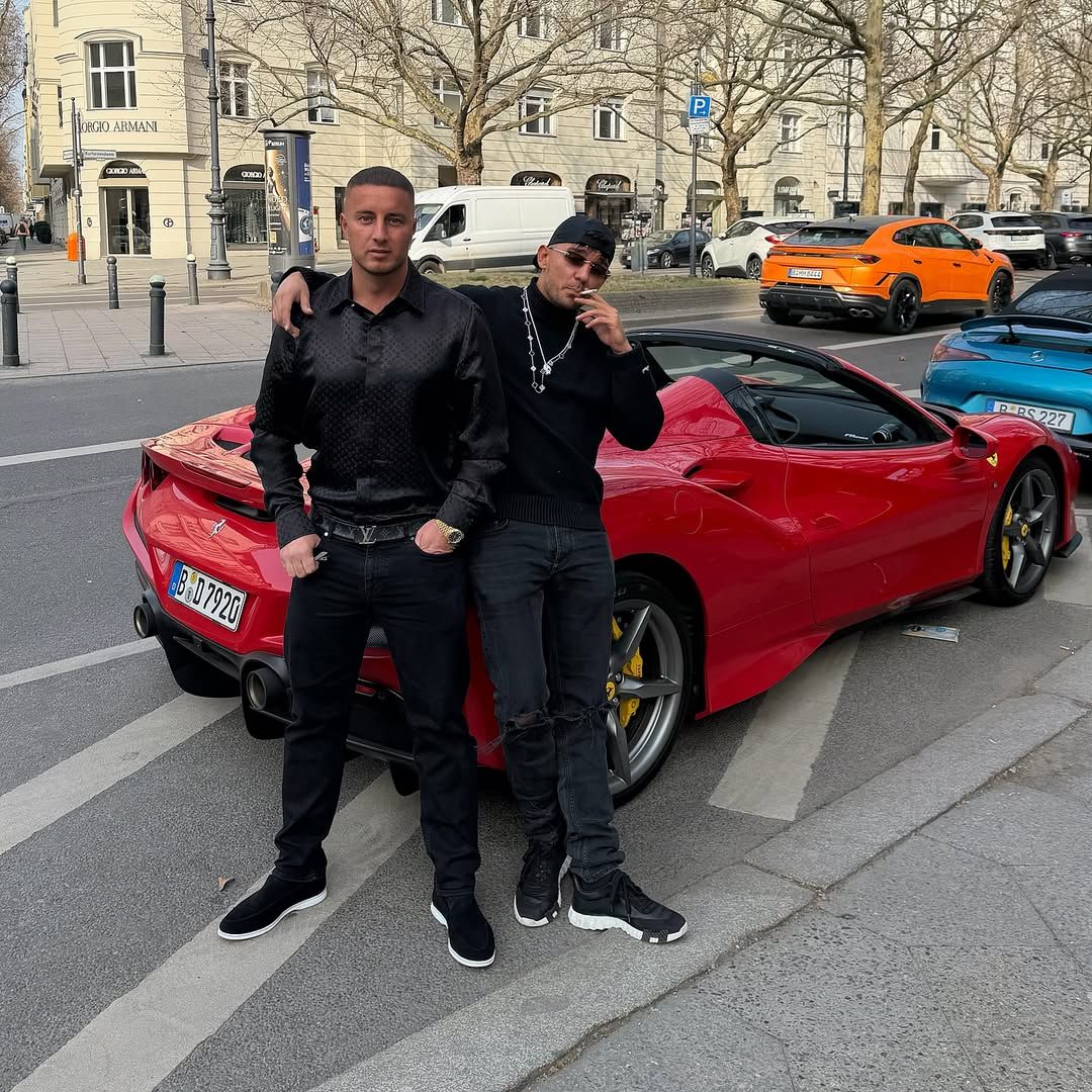 Capital Bra präsentiert seinen teuren Schmuck.