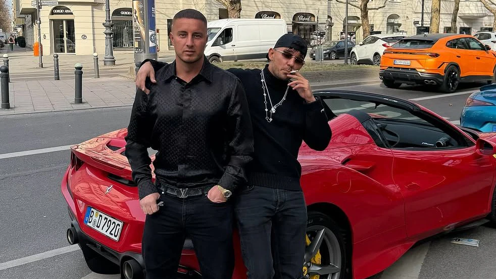 Capital Bra präsentiert seinen teuren Schmuck.