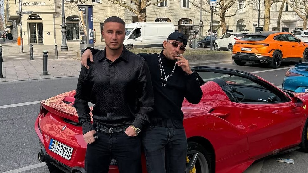 Capital Bra präsentiert seinen teuren Schmuck.