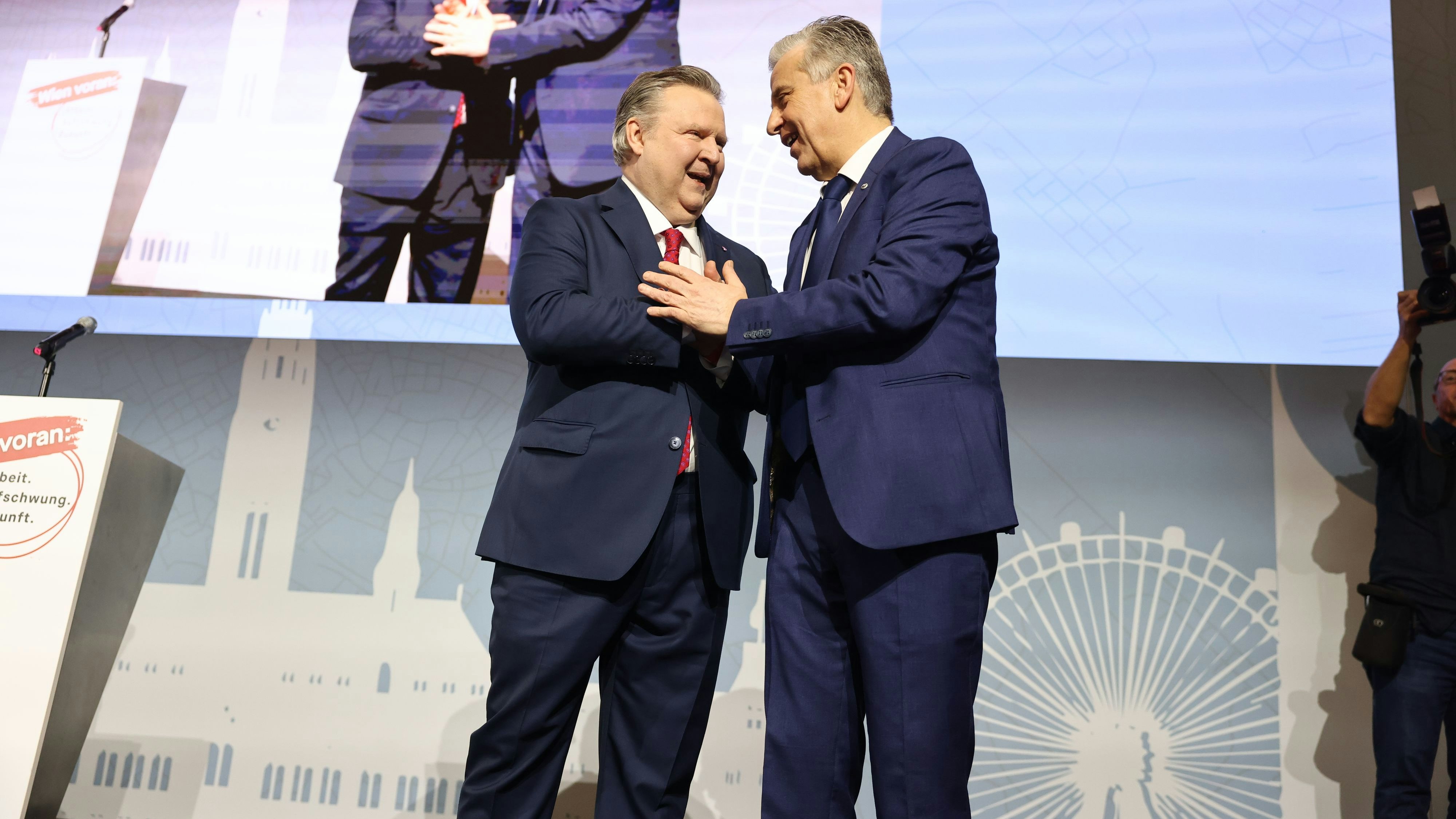 Bürgermeister Michael Ludwig mit SP-Klubchef Josef Taucher in Andau. 