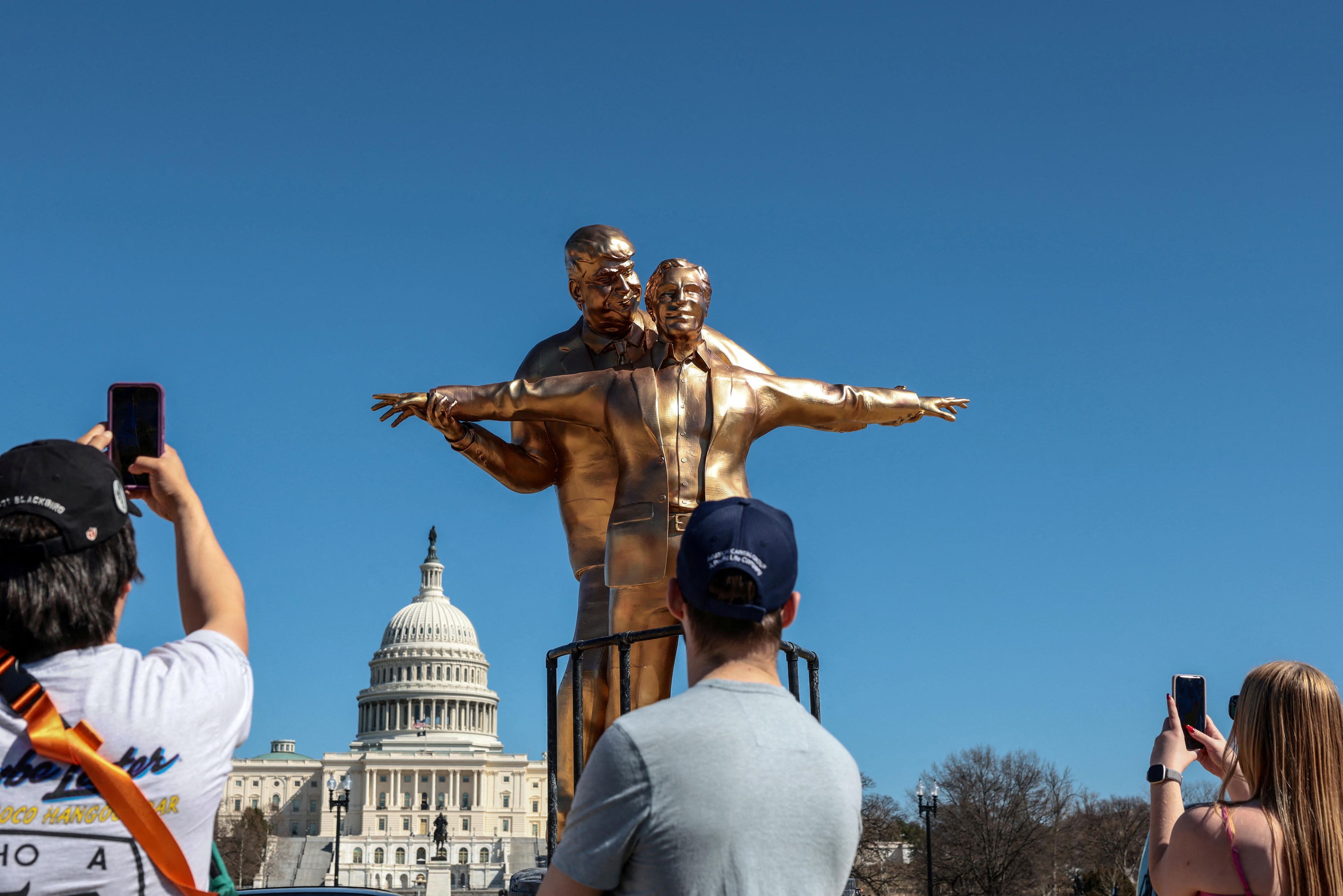 In Washington ist eine Statue aufgetaucht, die US-Präsident Donald Trump und Sexualstraftäter Jeffrey Epstein
