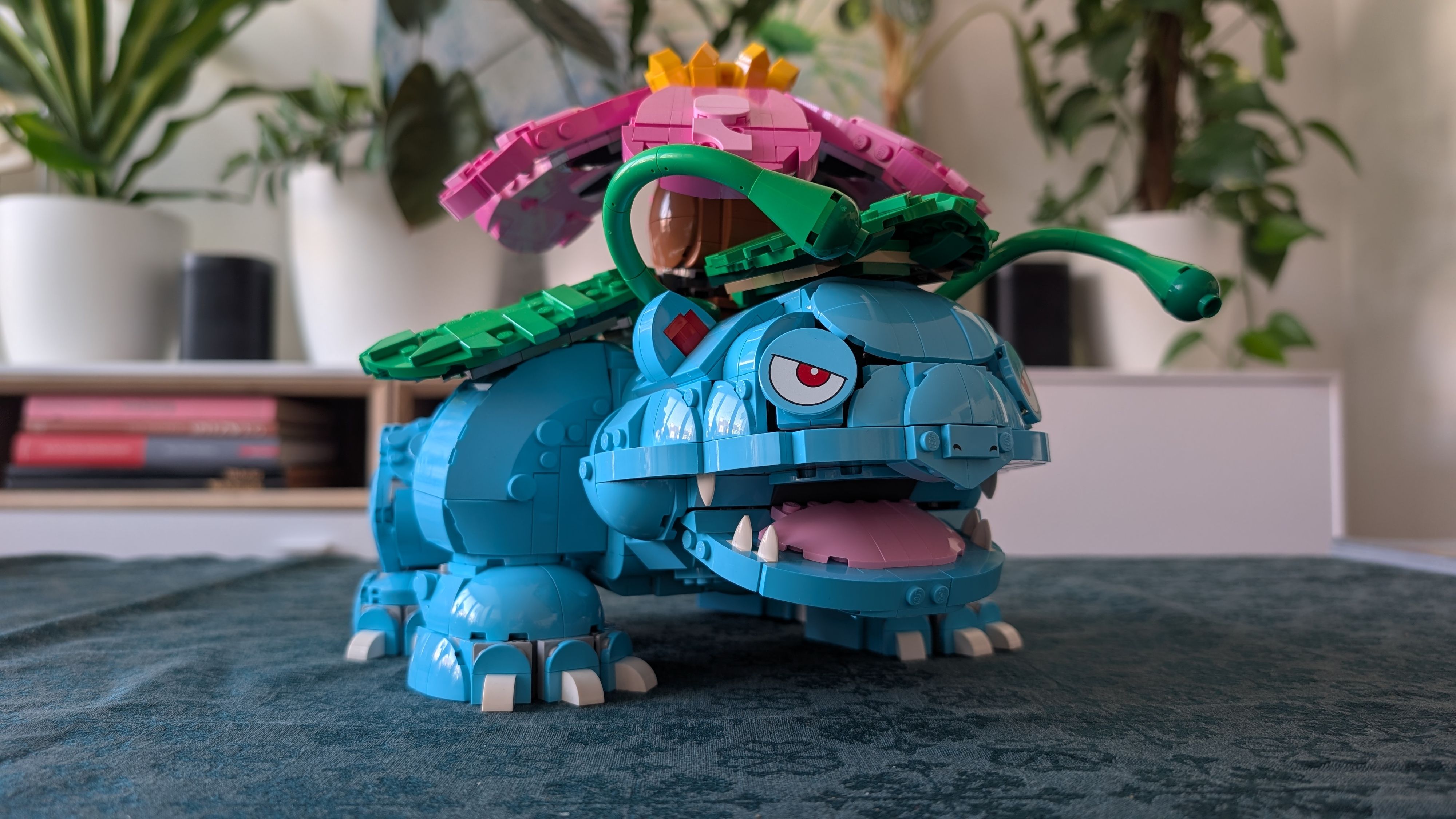 Bisaflor überzeugt als massives und detailreiches Modell, dessen komplex konstruierte Blüte und stabile Körperstruktur die organische Vorlage überraschend gut in LEGO-Form übertragen.