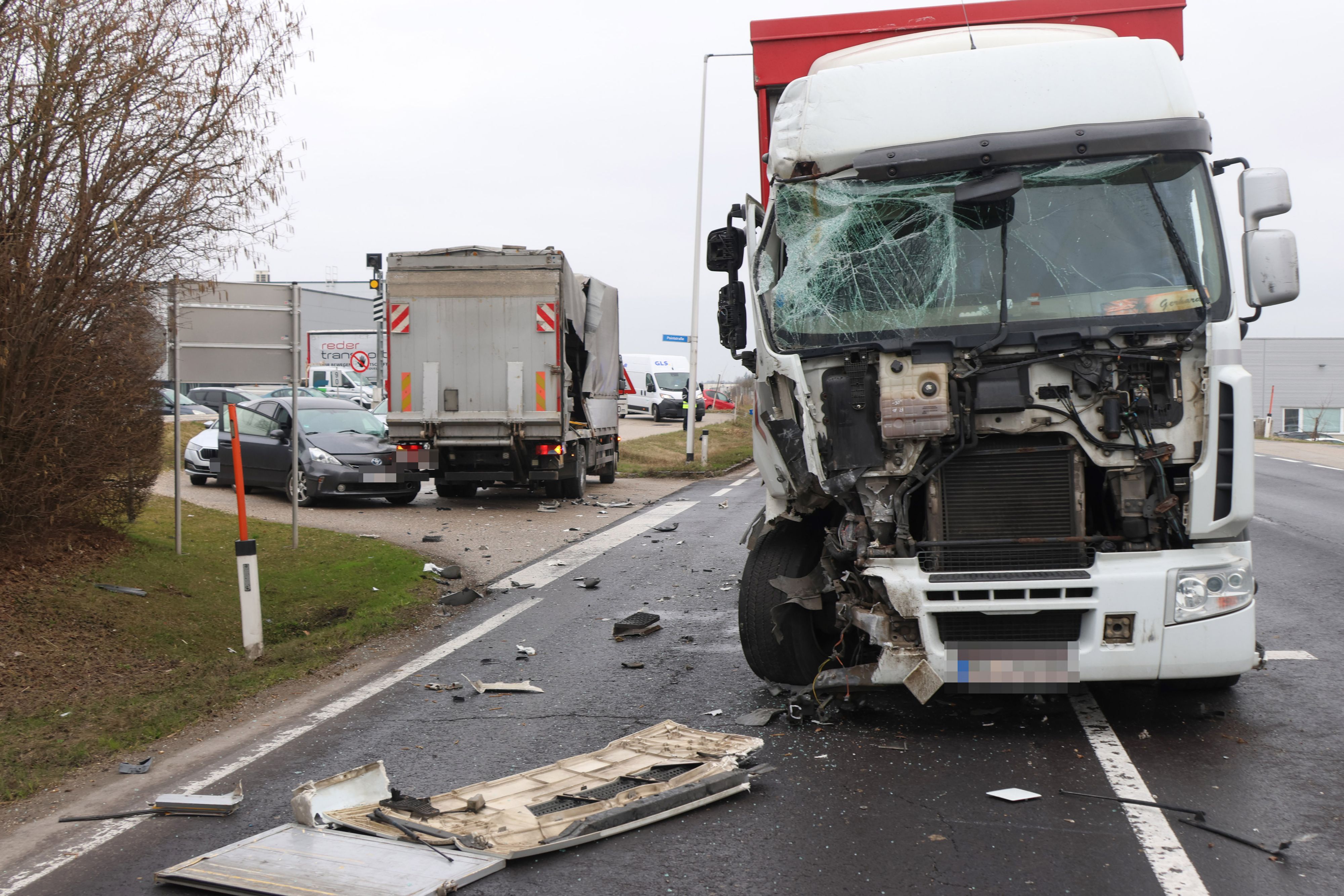 Der Lkw wurde bei dem Unfall schwer beschädigt.