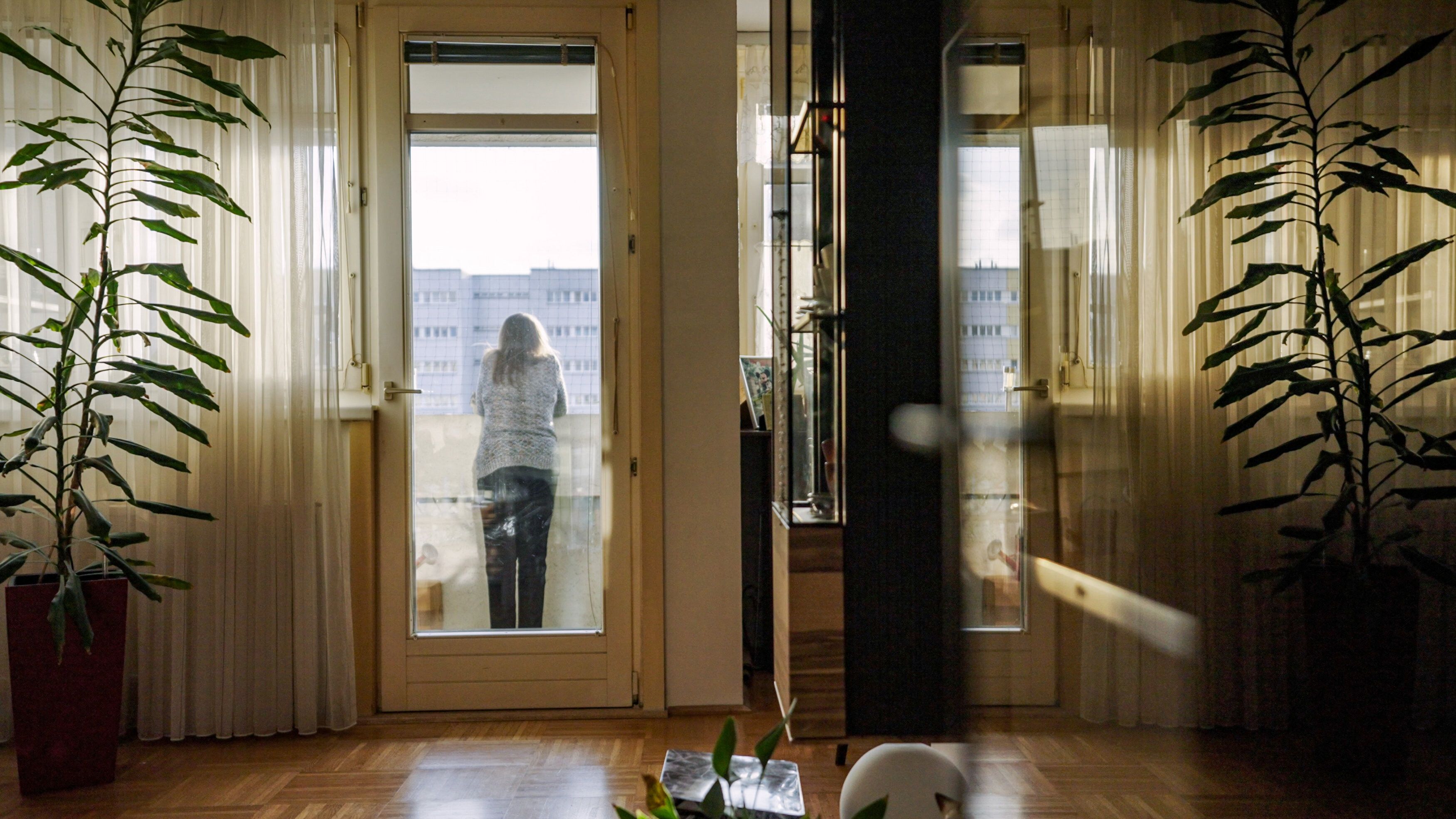 Brigitta Sirny, die Mutter von Natascha Kampusch ist auf dem Balkon zu sehen, von dem aus sie 1998 am Tag der Entführung ihrer Tochter auf dem Weg zur Schule nachblickte – und sie für achteinhalb Jahre zum letzten Mal sah. 