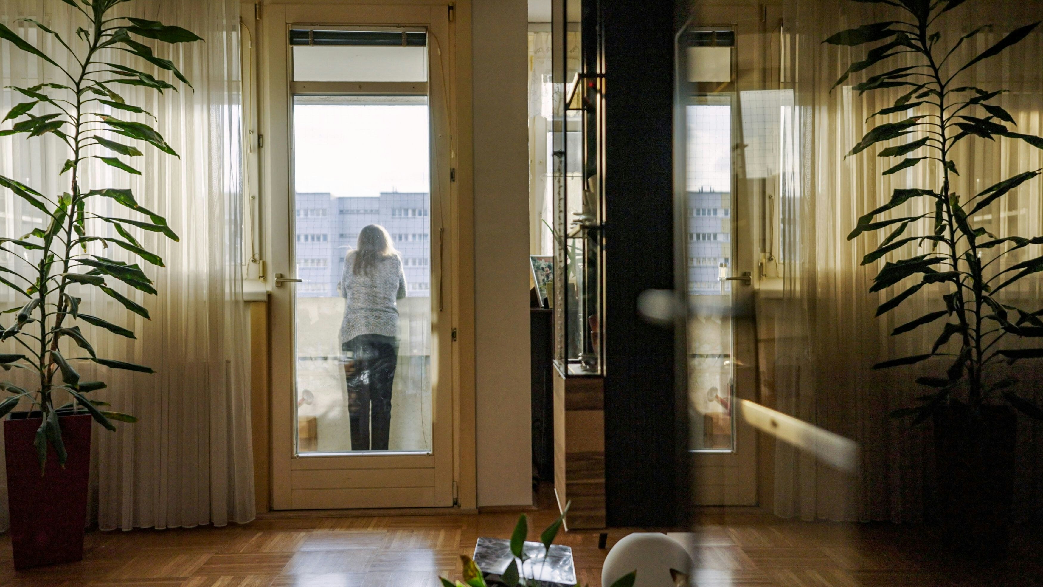 Brigitta Sirny, die Mutter von Natascha Kampusch ist auf dem Balkon zu sehen, von dem aus sie 1998 am Tag der Entführung ihrer Tochter auf dem Weg zur Schule nachblickte – und sie für achteinhalb Jahre zum letzten Mal sah. 