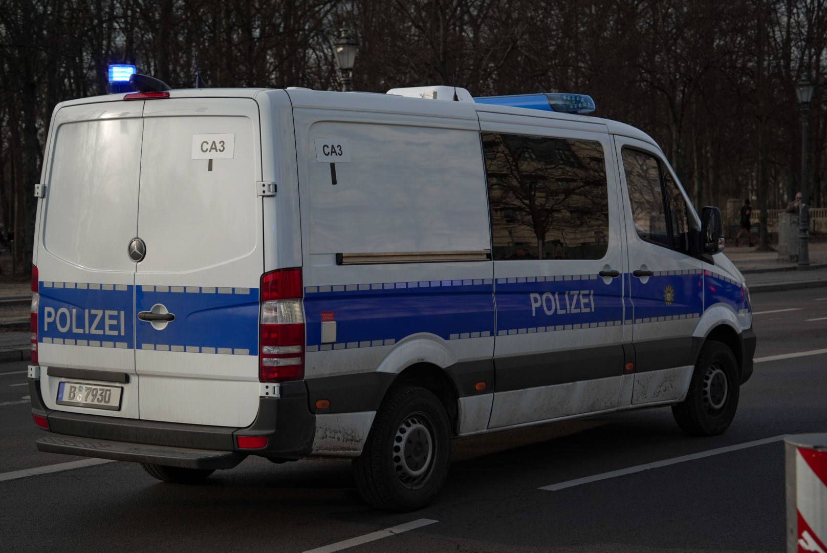 Die Polizei fahndet nach möglichen Tatbeteiligten.