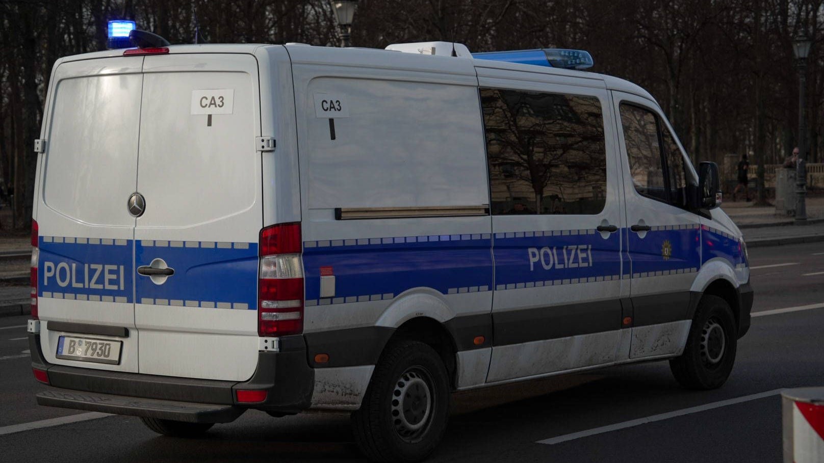 Berlin, Deutschland, Europa, 28. Februar 2026: Polizeiwagen. Demonstration der iranischen Diaspora am Potsdamer Platz, vor dem ARD-Hauptstadtstudio und am Brandenburger Tor nach Beginn militärischer Angriffe zwischen Israel, den USA und dem Iran. Teilnehmer zeigen iranische, israelische, US- und deutsche Fahnen sowie Porträts und Protestplakate gegen das Mullah-Regime und Ajatollah Ali Khamenei. Gefordert werden Freiheit, Demokratie und ein Ende der Islamischen Republik. Polizeipräsenz sichert die Kundgebung. Polizeiwagen *** Berlin, Germany, Europe, February 28, 2026 Police cars Demonstration of the Iranian diaspora at Potsdamer Platz, in front of the ARD capital city studio and at the Brandenburg Gate after the start of military at Copyright: xAlonxDavidx