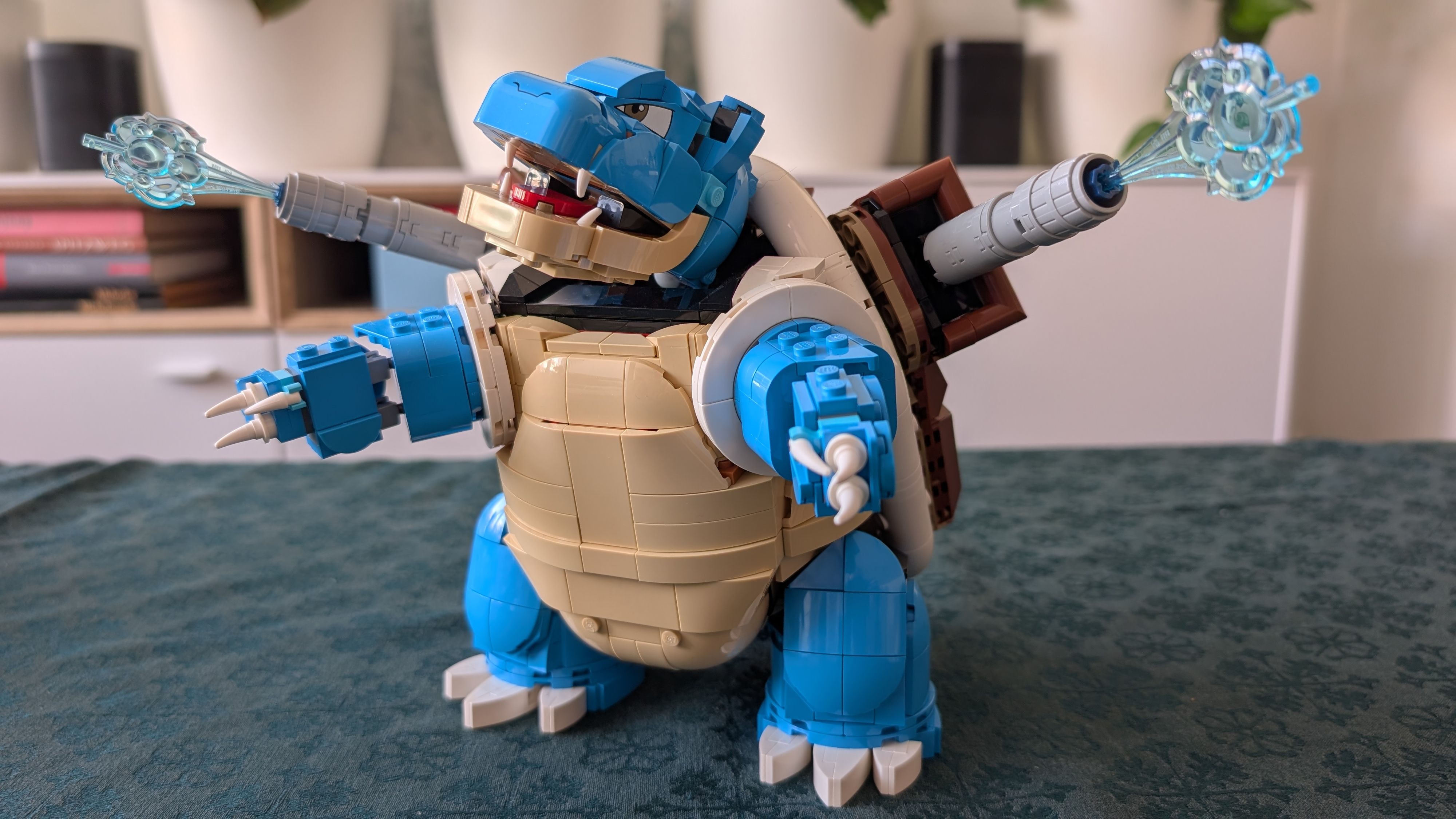 Turtok wirkt besonders kompakt und robust, wobei der mehrschichtig gebaute Panzer und die beweglichen Wasserkanonen für Authentizität und einen gelungenen Präsentationswert sorgen.