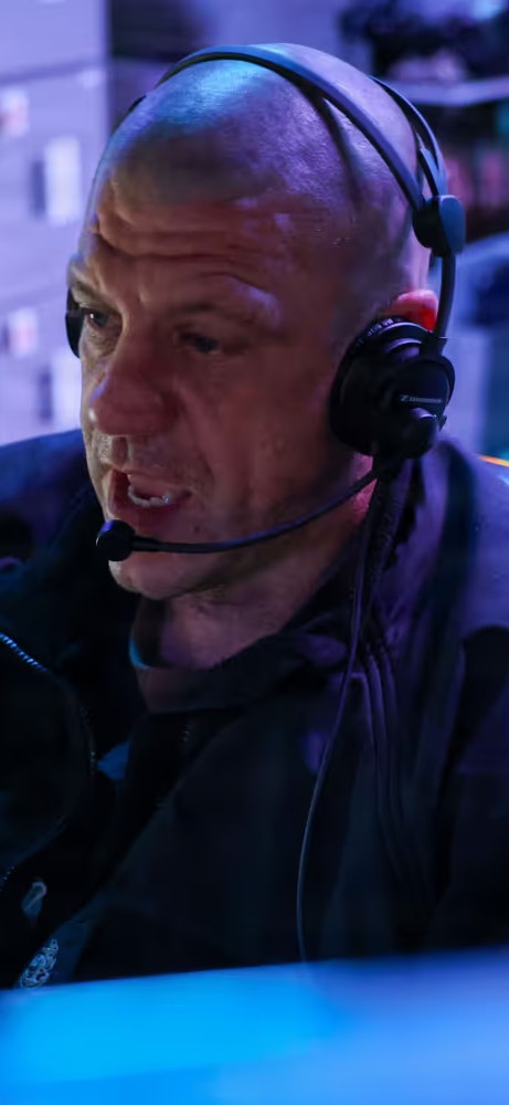 Ein Matrose der US-Marine hält Wache im Gefechtsinformationszentrum an Bord des Lenkwaffenzerstörers USS John Finn (DDG 113)