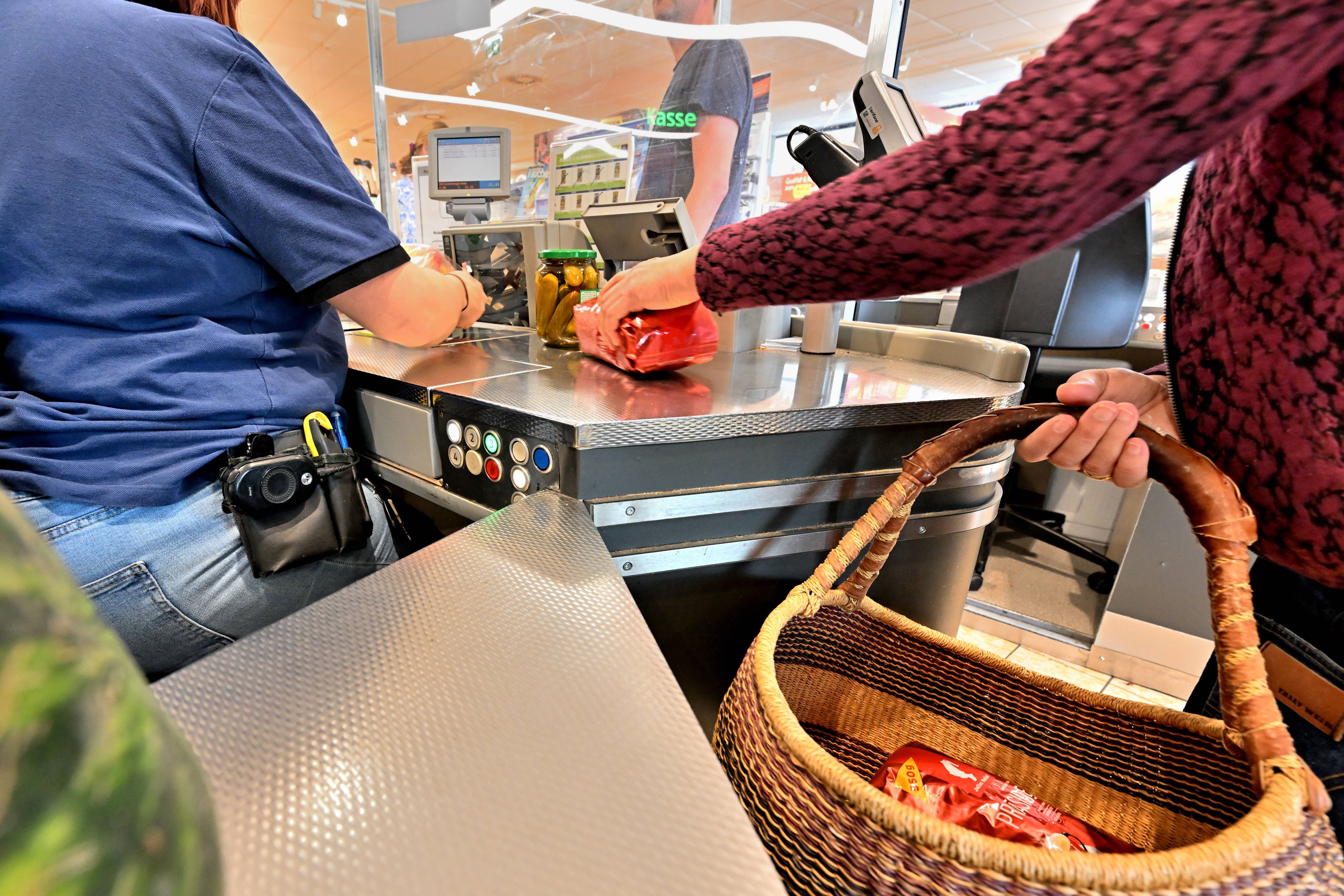 Einkaufen wird teurer. Manche Hersteller setzen aber auf versteckte Preiserhöhung. Jetzt müssen Supermärkte vor 