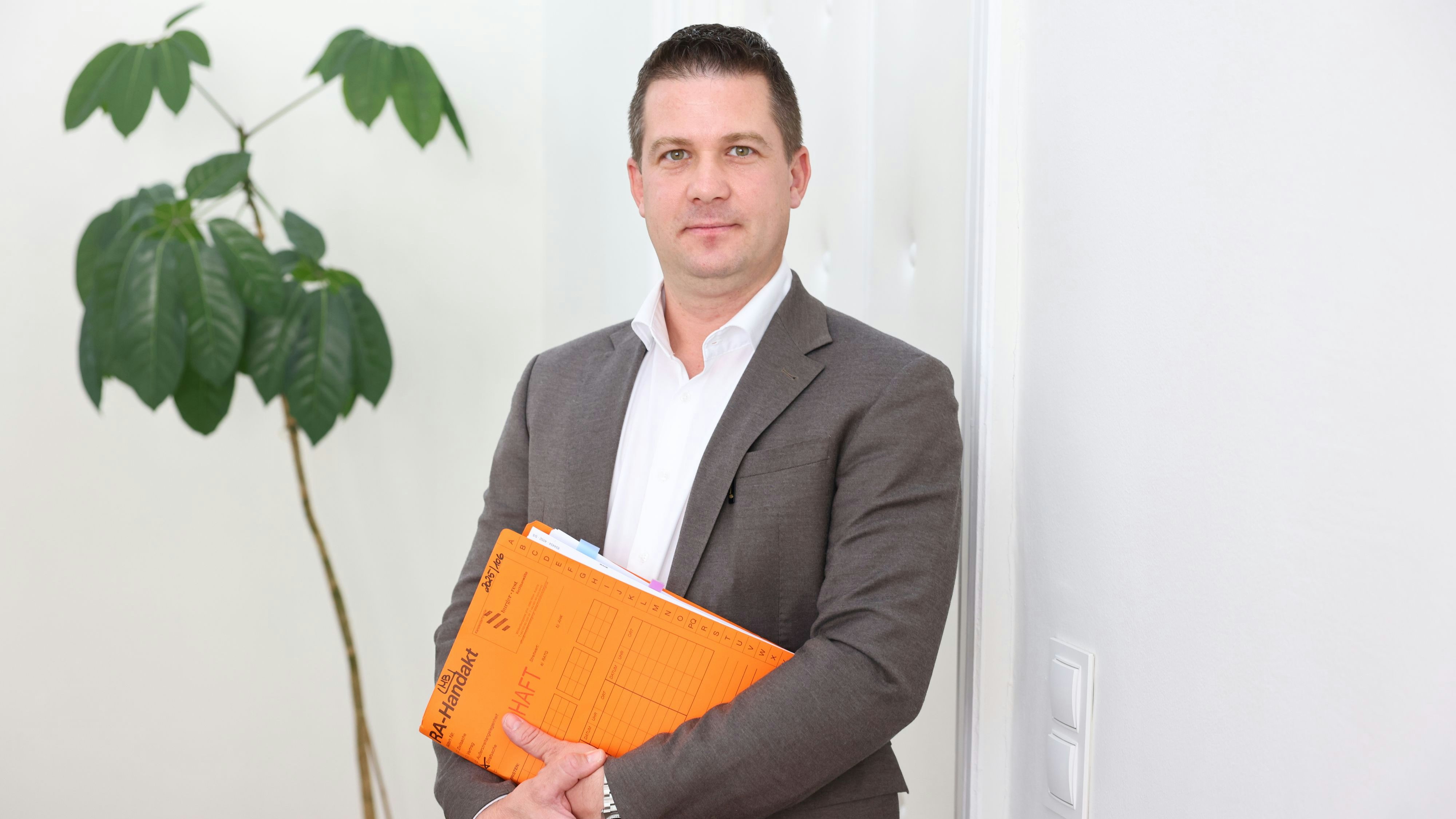 Top-Jurist Mathias Burger vertritt einen MMA-Kämpfer, der finanziell k.o. ging.