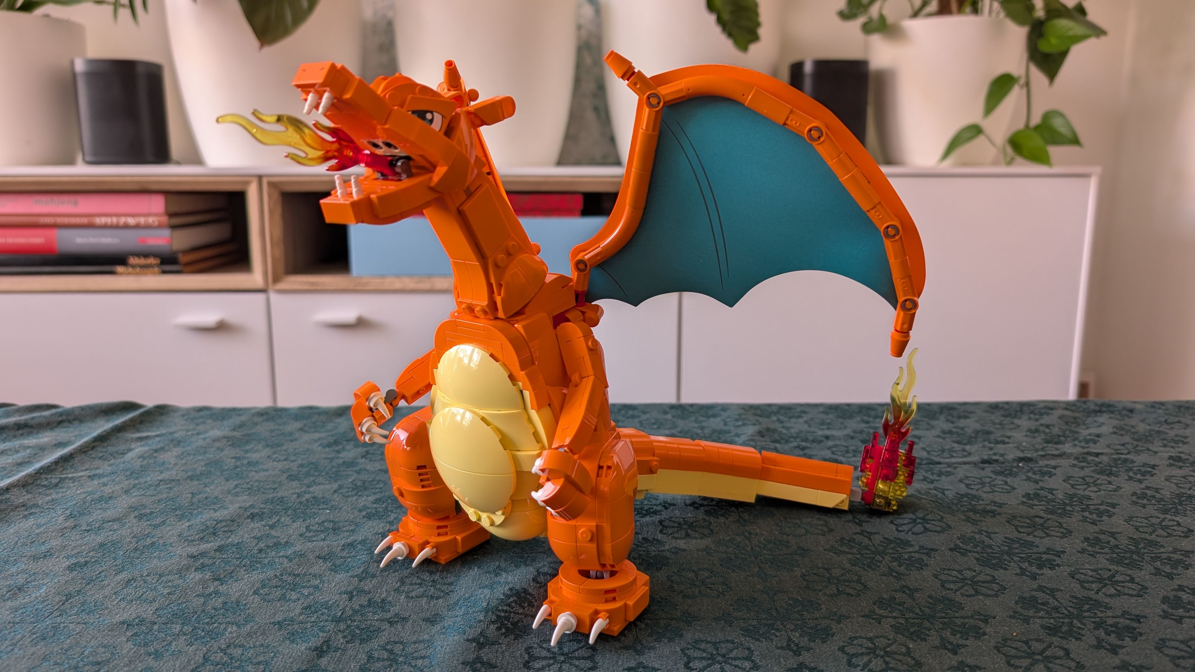 Glurak bildet mit seinen großen Flügeln, der dynamischen Silhouette und der markanten Kopfgestaltung einen spektakulären Blickfang des Sets.