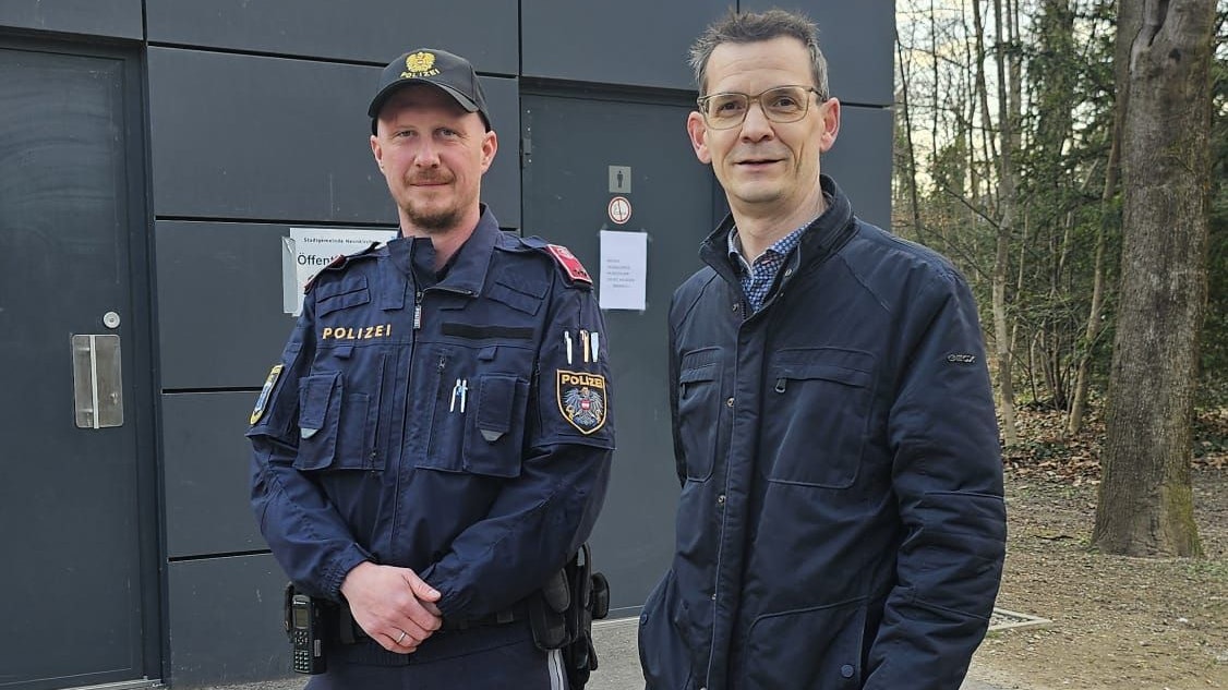 Bürgermeister Teix beim Lokalaugenschein im Stadtpark 