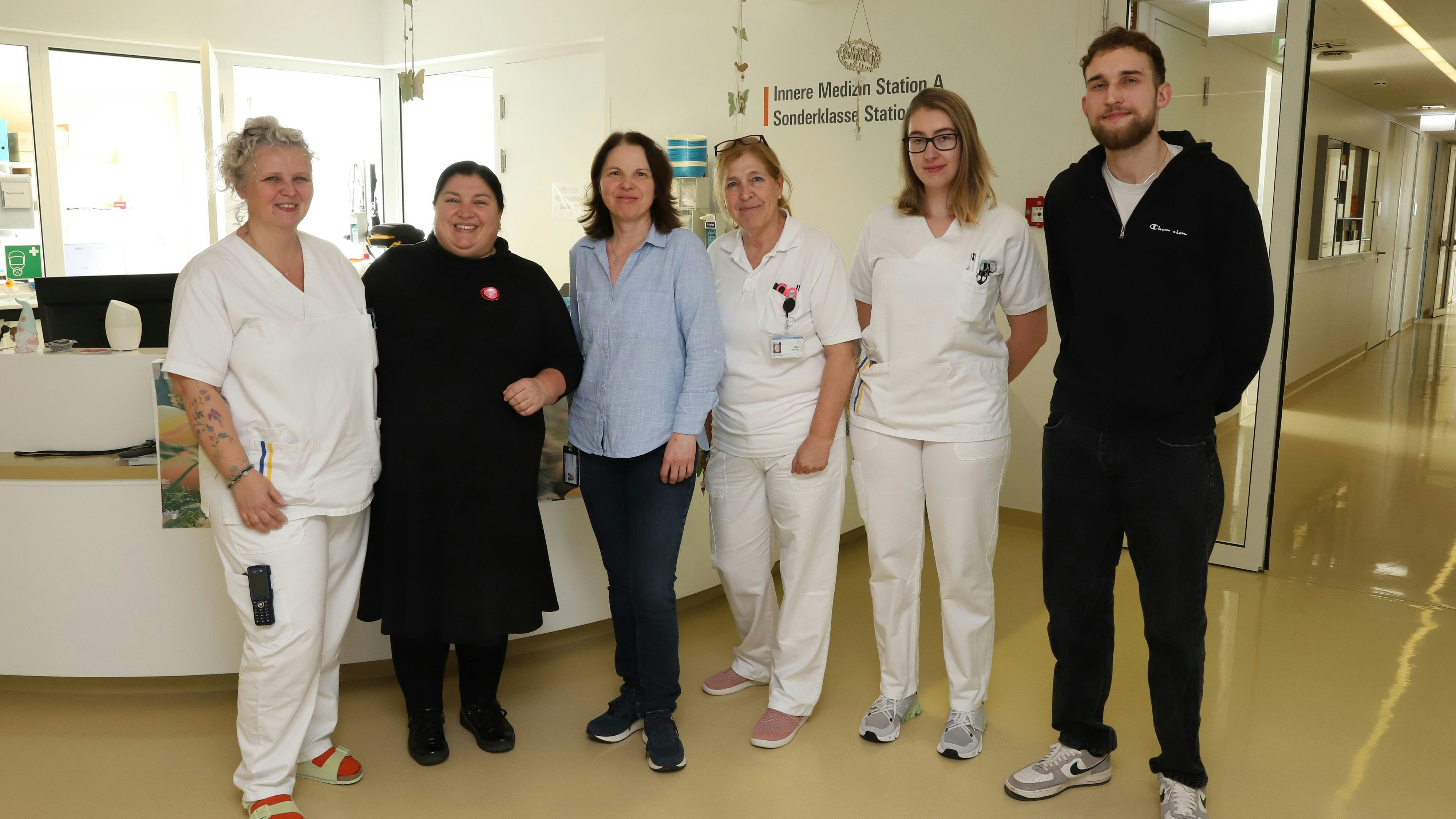 Das Pilotprojekt wurde auf der Station C3A durchgeführt (v.l.n.r.): Stationsleitung Petra Rebol, Pflegedirektorin Petra Augustin, Bereichsleitung Rosalinde Volz, Pensionierte Kollegin Susanne Berger, neue Mitarbeitende Michelle Spörk und Lukas Ponweiser.