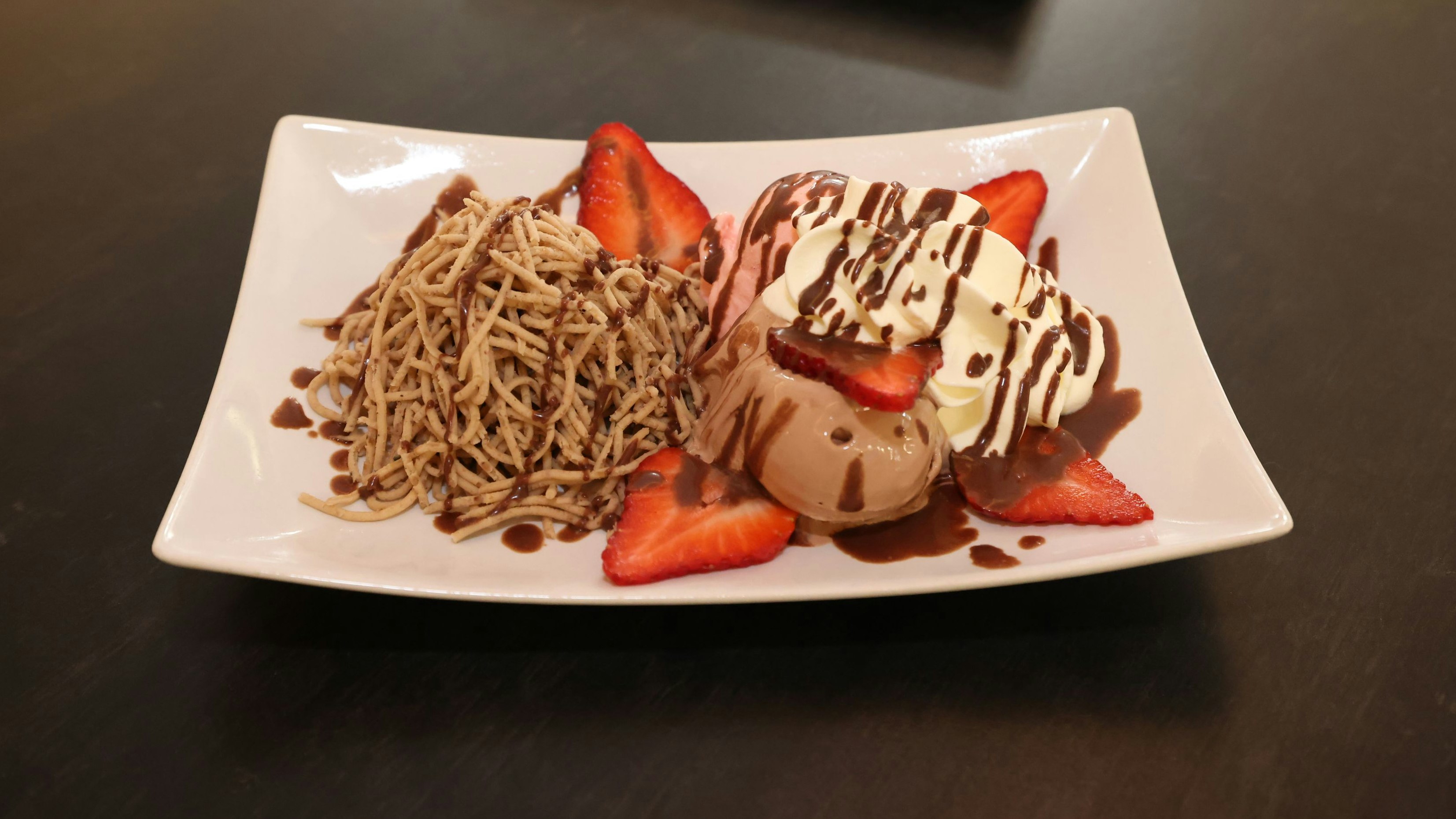 Das "Rosalia" (9,80 Euro) ist Erdbeer- und Schoko-Eis mit Maronipüree, Erdbeeren, Schlagobers und Schoko-Sauce.