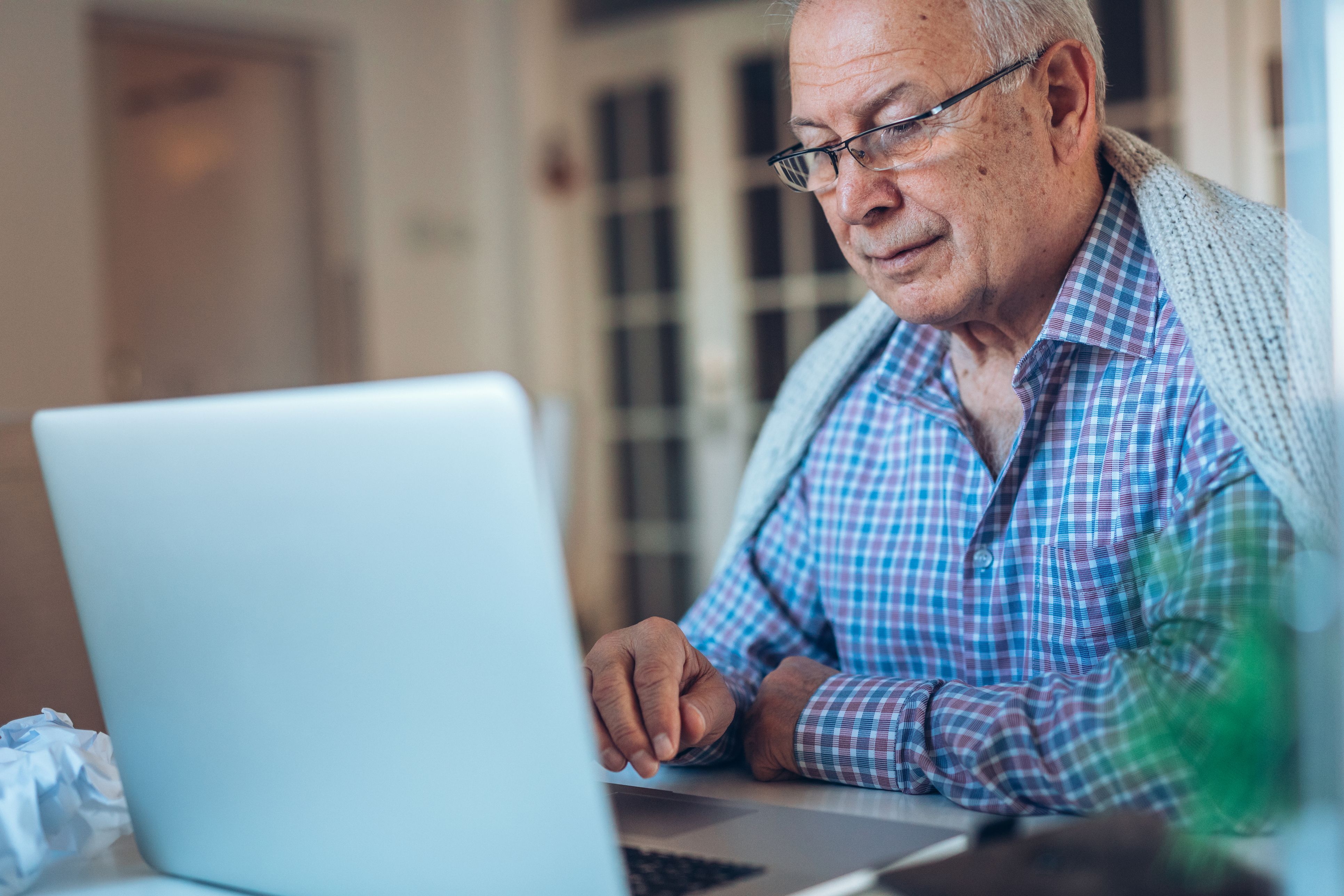 Der Mann suchte aktiv nach Bilder nackter Minderjähriger.