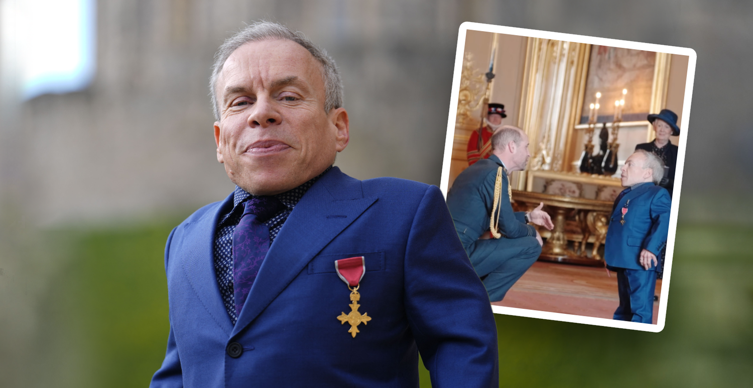 Prinz William verleiht Warwick Davis hohen Orden.