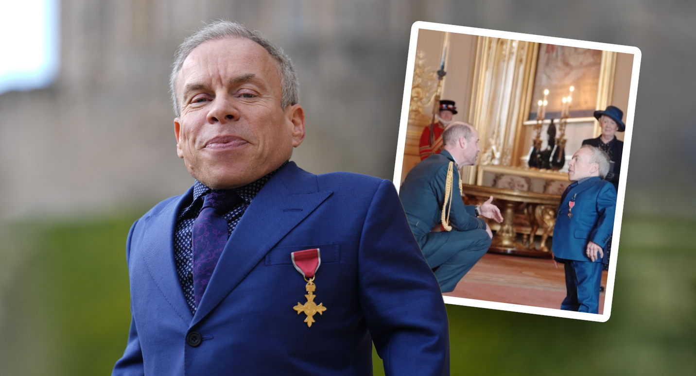 Prinz William verleiht Warwick Davis hohen Orden.