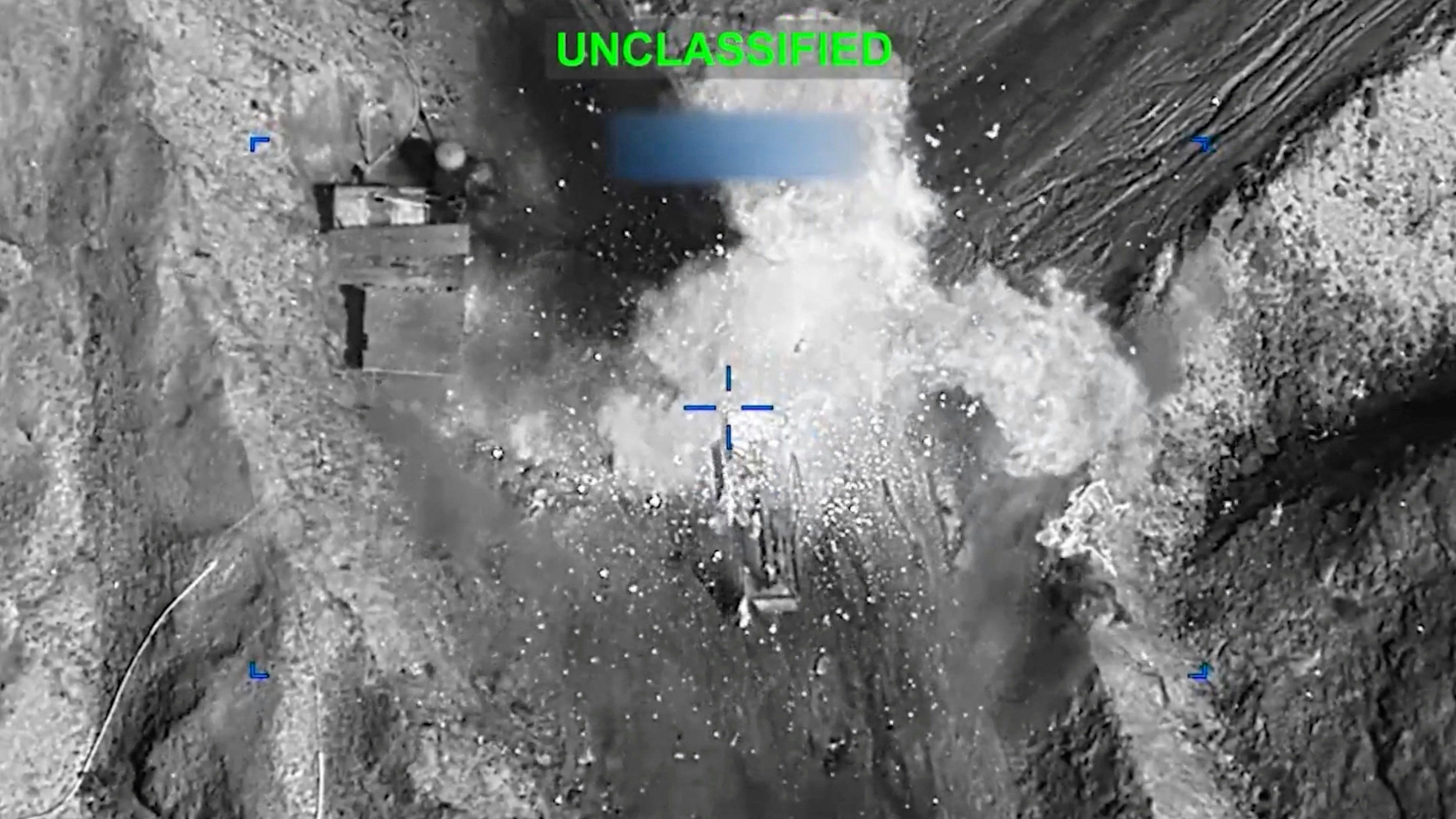 Flammen steigen nach einer Explosion an einem Ort auf, an dem Berichten zufolge ein Angriff im Rahmen des Konflikts zwischen den USA und Israel mit dem Iran stattgefunden hat