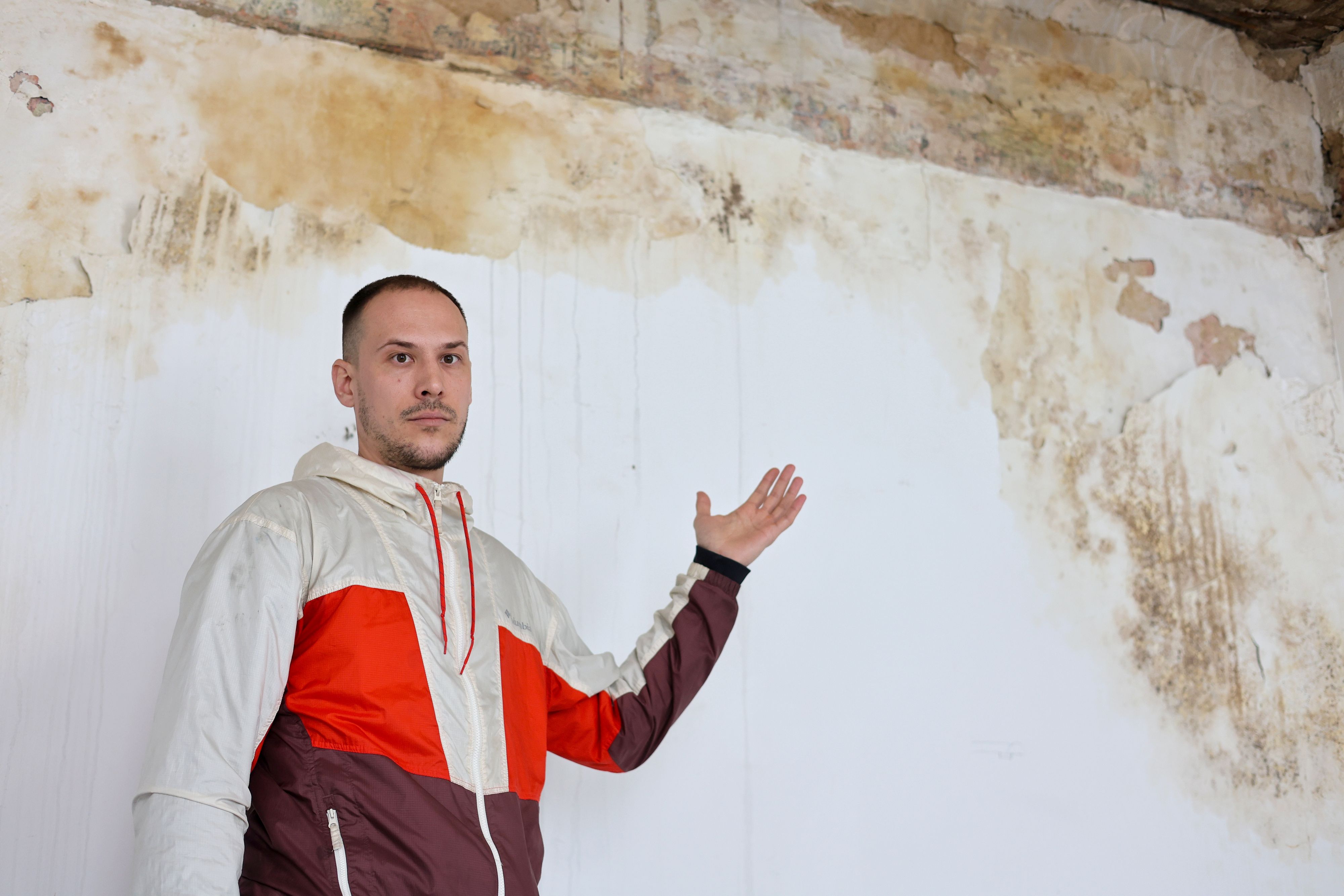 Boris Petrus, Klubobmann der KPÖ Meidling, unterstützte die Mieterinnen und Mieter vor Ort.