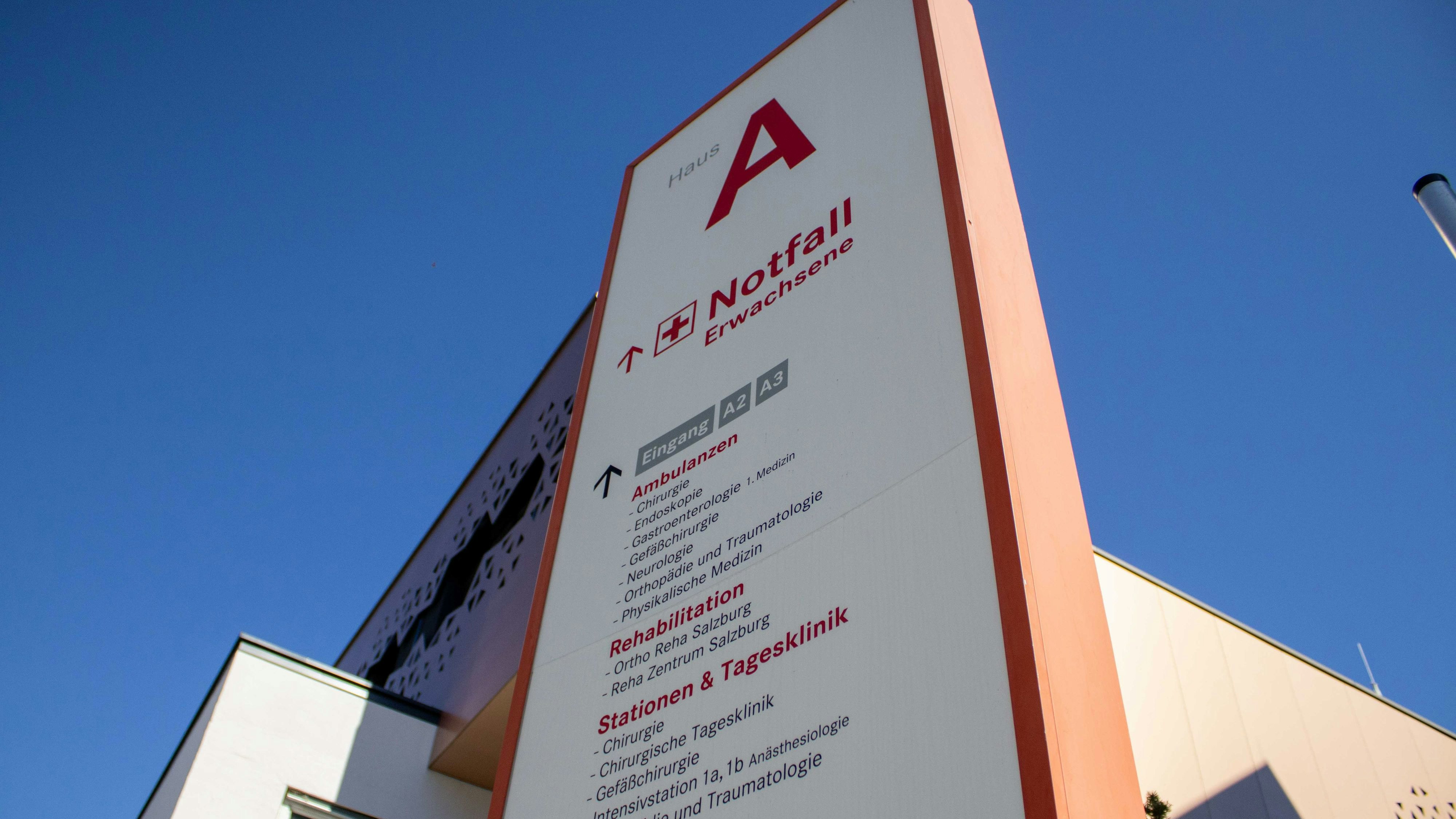 11.08.2023, Salzburg, AUT, Themenbild, Fototermin, Reportage, Unterwegs in Salzburg, im Bild der Wegweiser in die Notfall Abulanz im LKH Salzburg, Notfall, Einsatz, Verletzung, Dringend,  © 2023