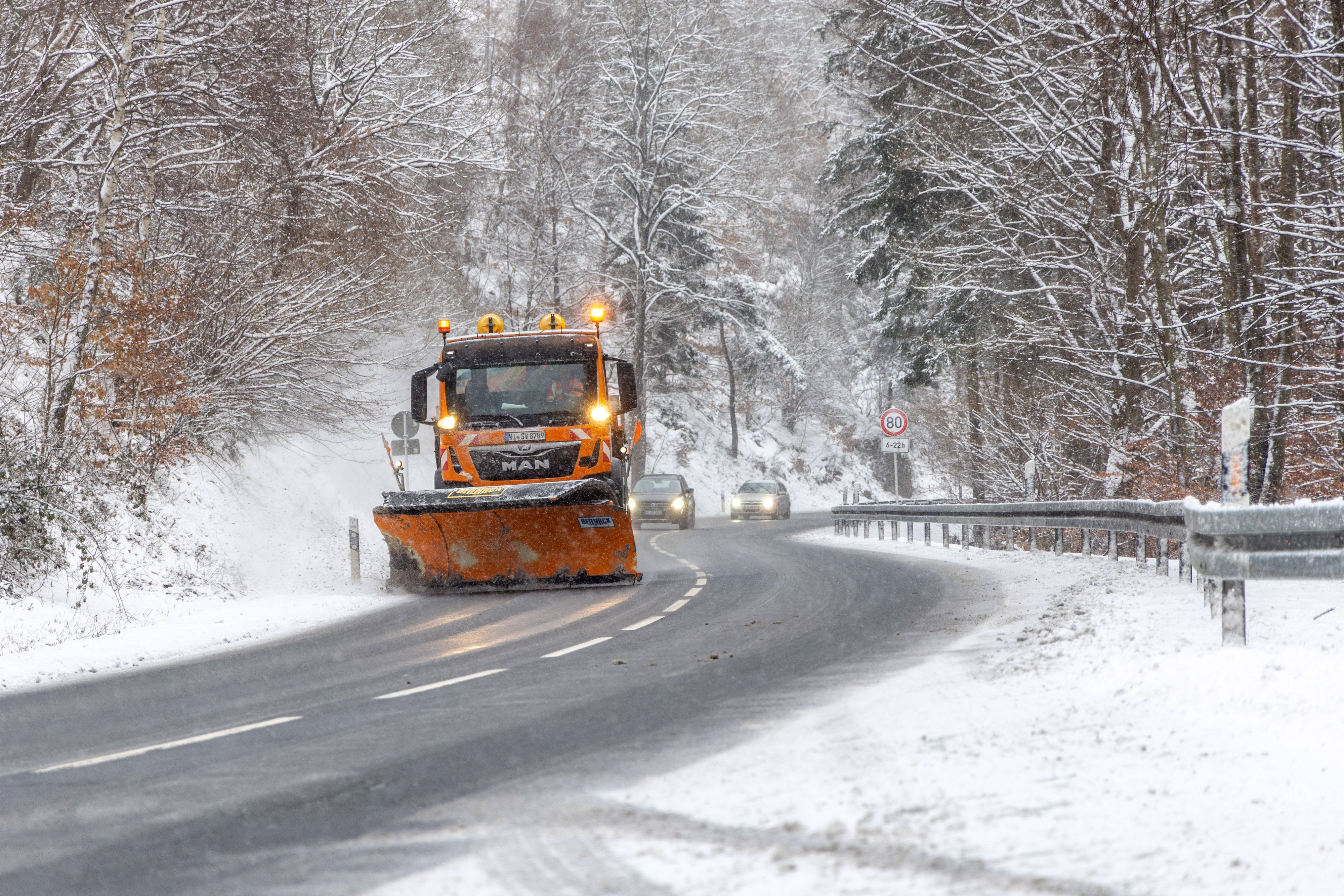 Heute.at - Winter-Walze schaufelt jetzt Schnee nach Österreich