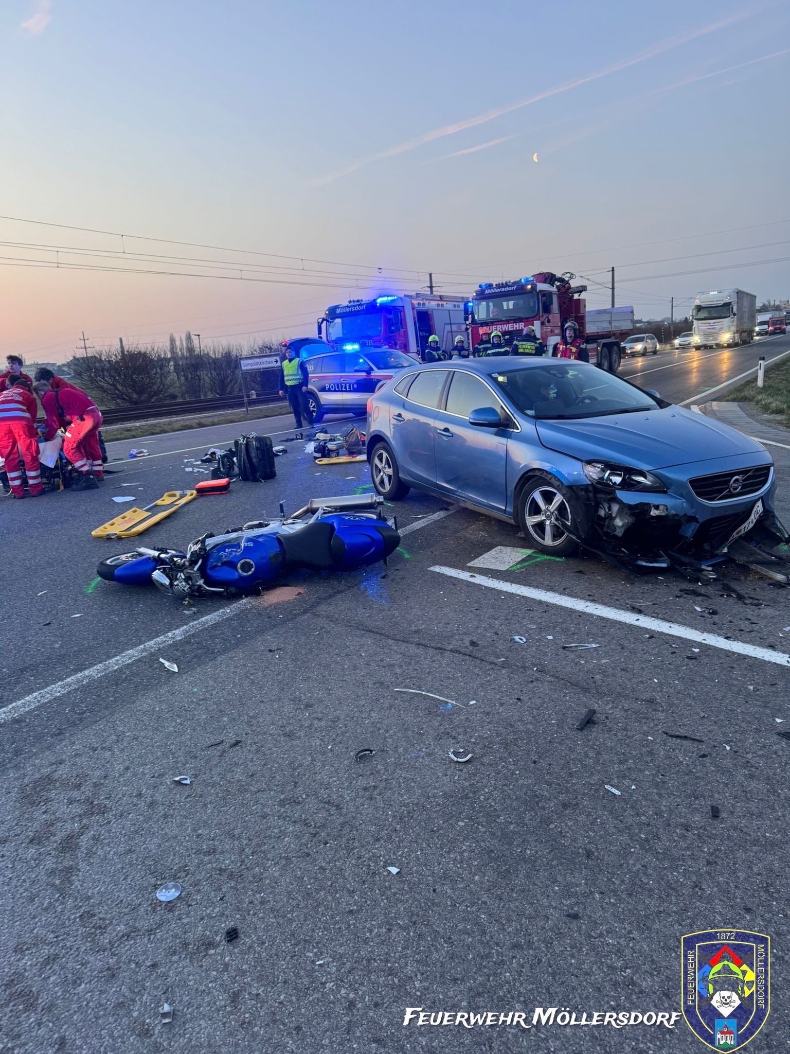Auf der B17 kollidierten ein Pkw und ein Motorrad – der junge Biker wurde dabei verletzt.