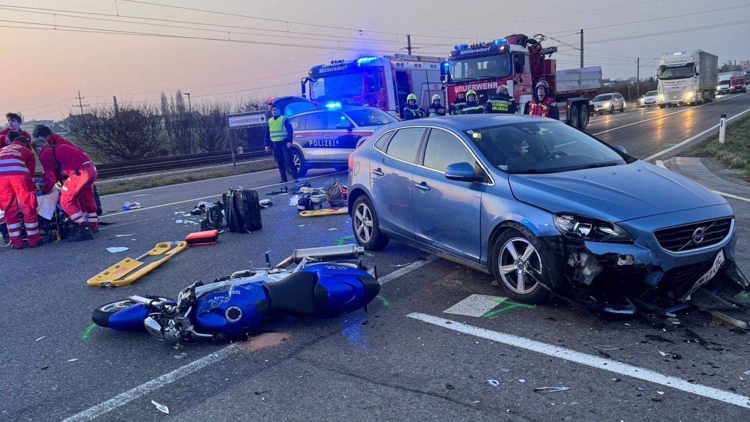 Auf der B17 kollidierten ein Pkw und ein Motorrad – der junge Biker wurde dabei verletzt.