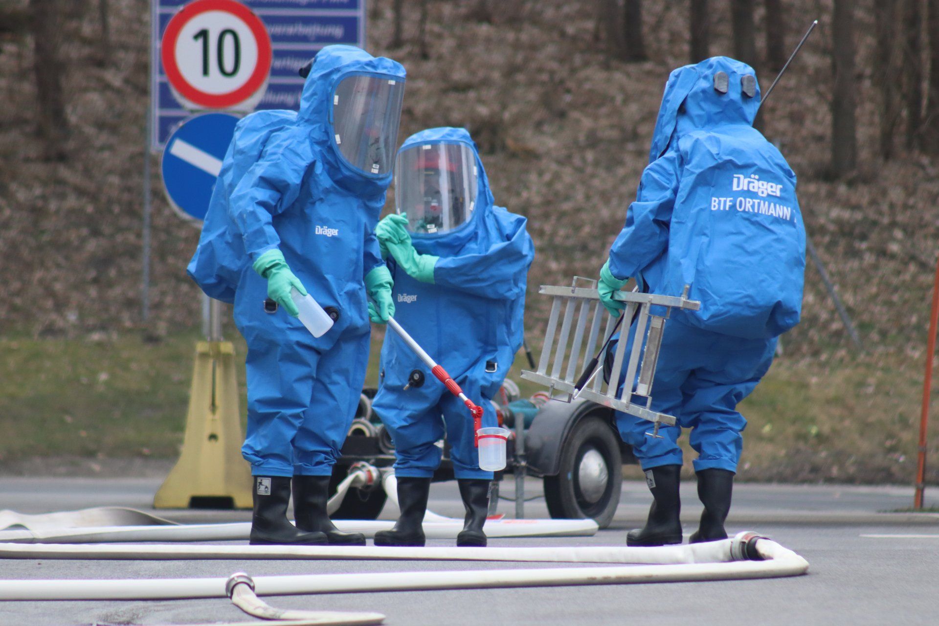 Die Betriebsfeuerwehr des Unternehmens griff sofort ein und setzte erste Maßnahmen, um eine Ausbreitung zu verhindern.