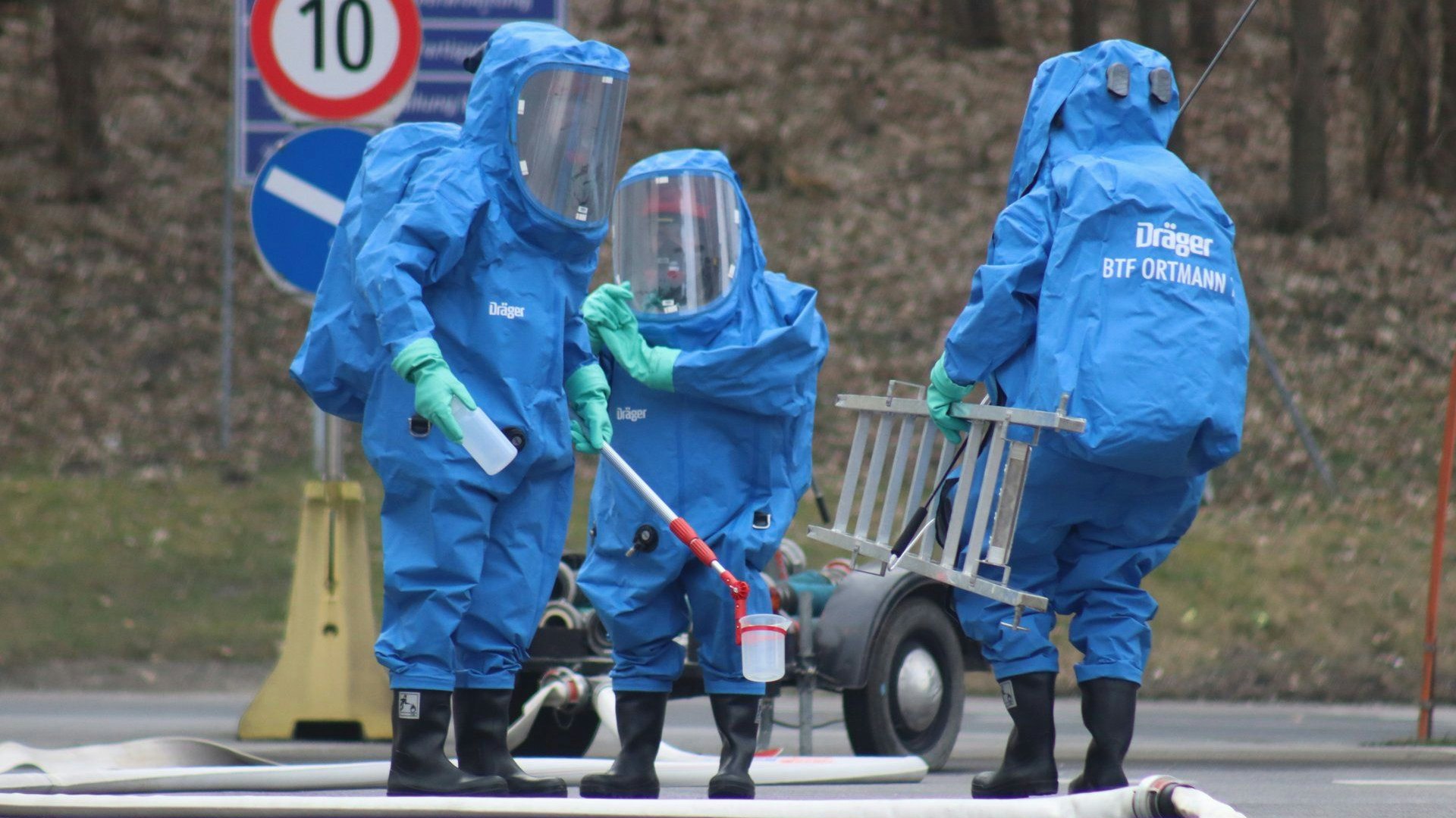 Die Betriebsfeuerwehr des Unternehmens griff sofort ein und setzte erste Maßnahmen, um eine Ausbreitung zu verhindern.