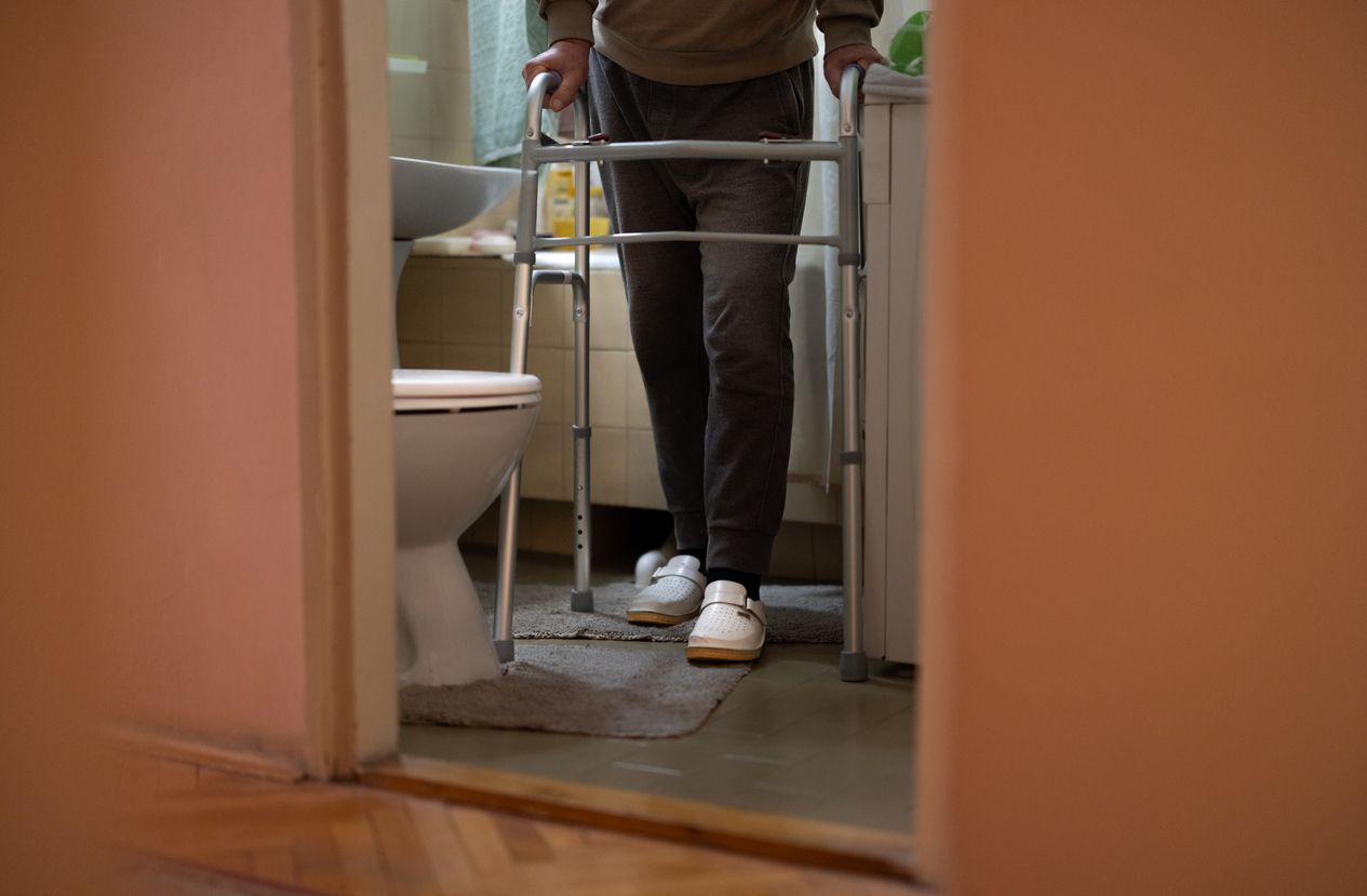 Manche Gutachter lassen sich zeigen, wie jemand auf die Toilette oder in die Dusche geht. Das sei belastend, so die AK.