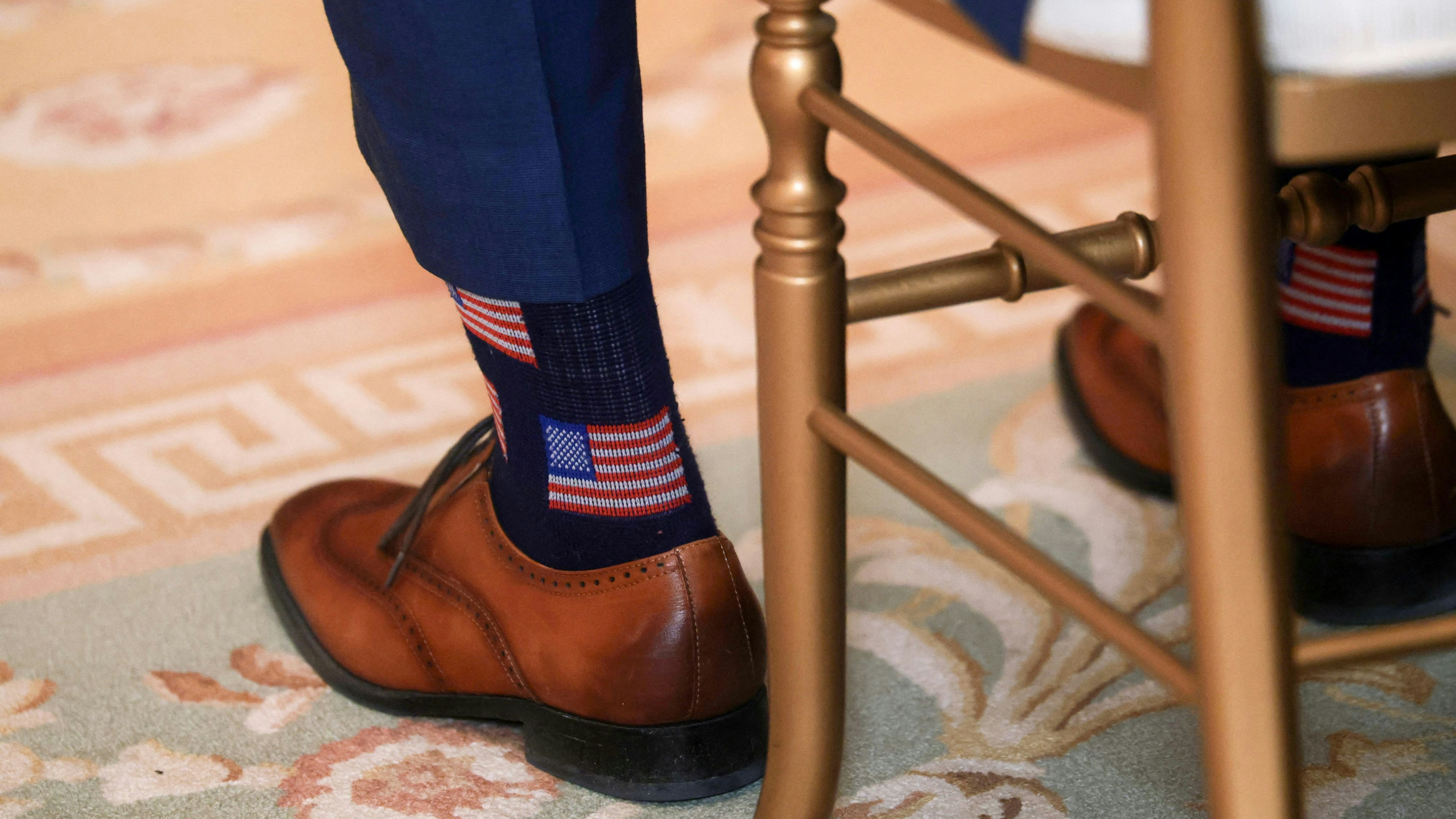 Hegseth trägt sogar Socken mit US-Flaggenmotiv 