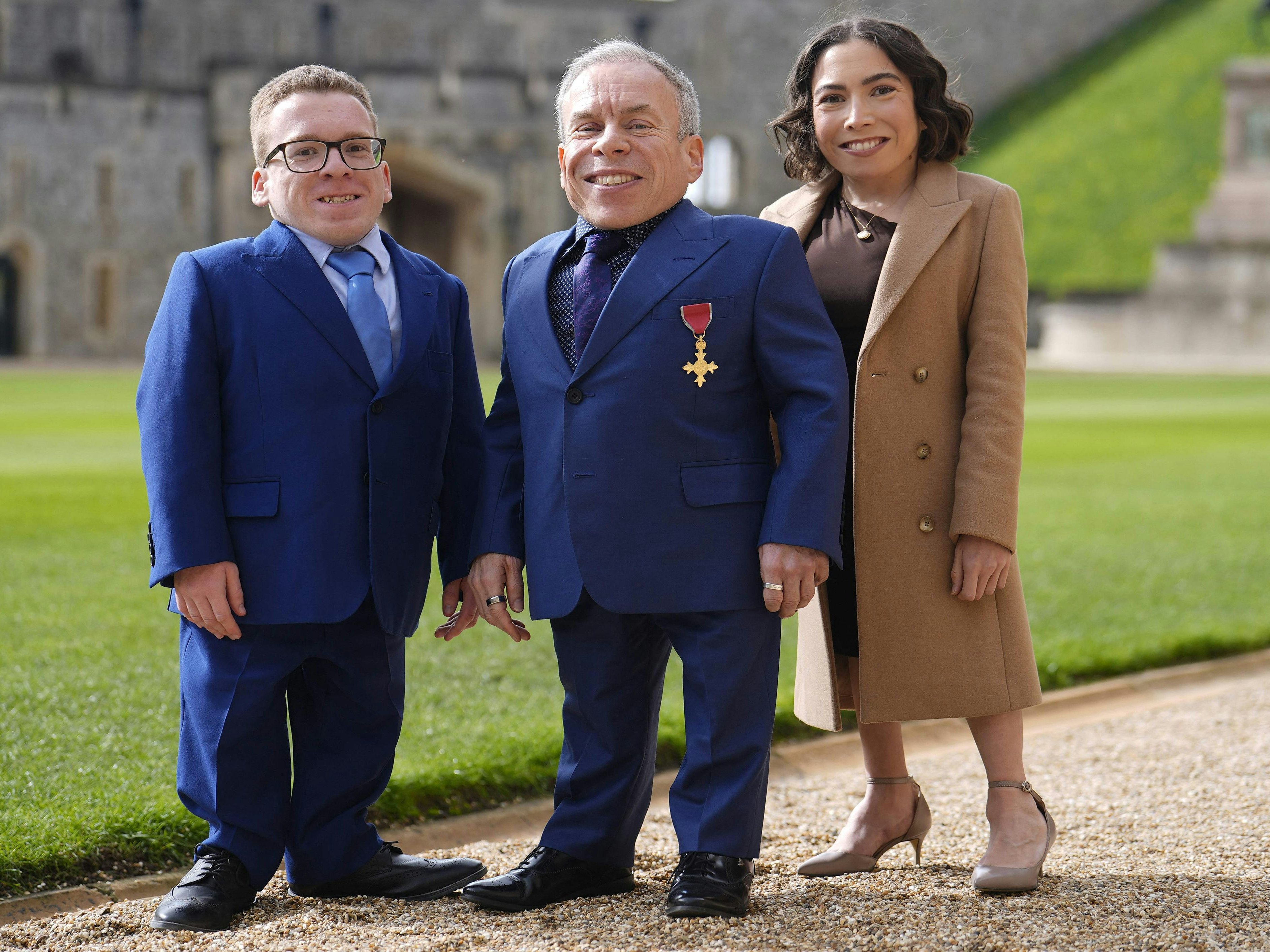 Warwick Davis (m.) posiert mit seinen Kindern Harrison und Annabelle vor Schloss Windsor.