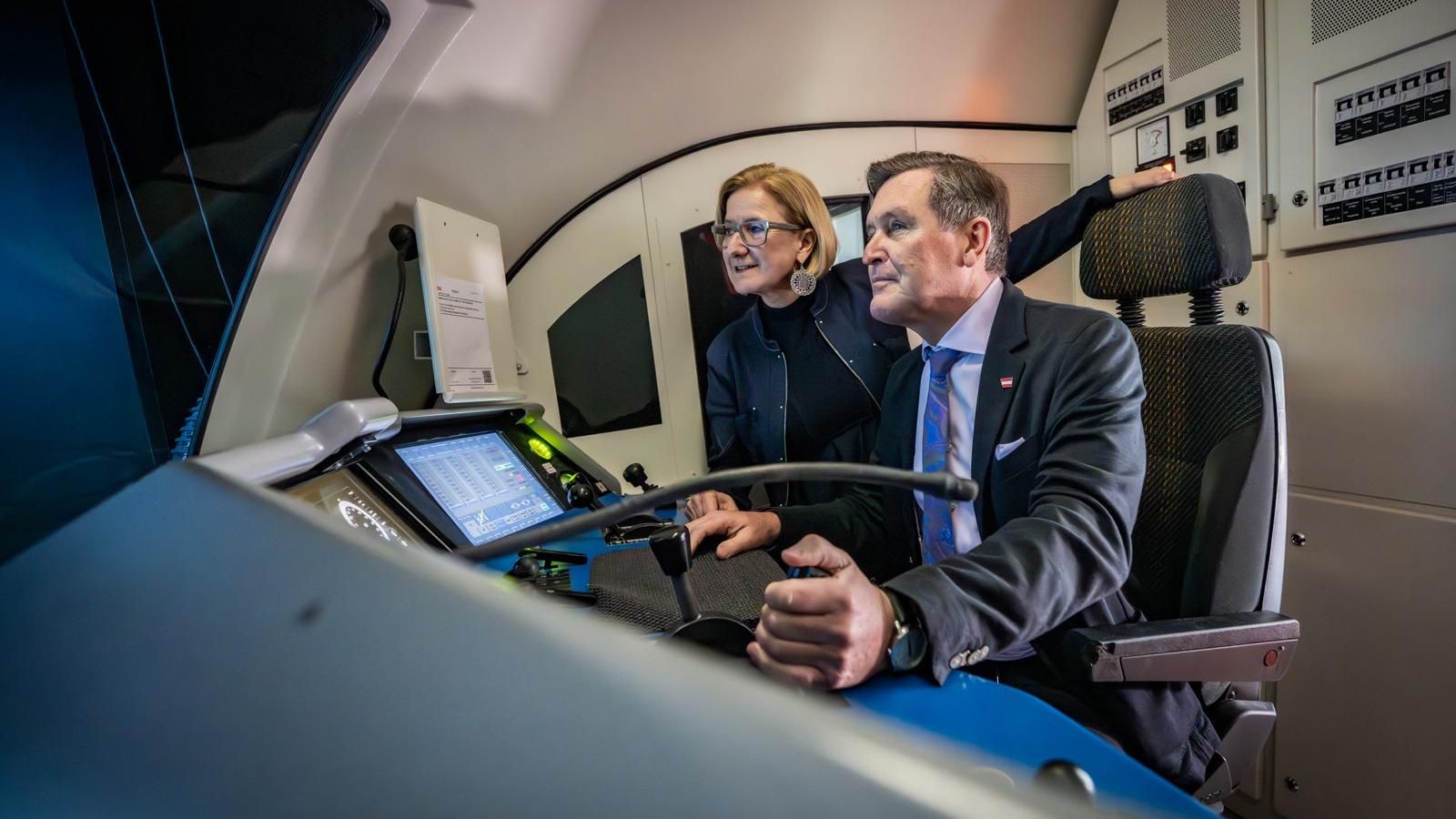 Landeshauptfrau Johanna Mikl-Leitner (ÖVP, mit Minister Hanke) spricht von Vorteilen für Tourismus und Pendler.