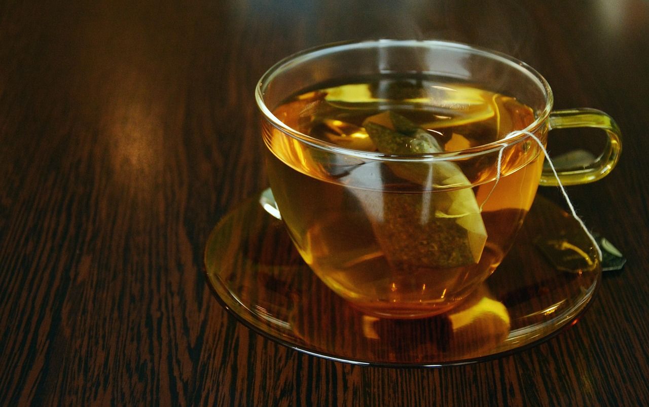 Heißer Tee mit Teebeutel